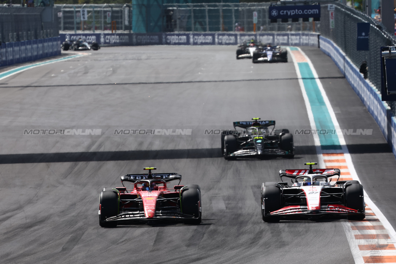 GP MIAMI, Carlos Sainz Jr (ESP) Ferrari SF-23 e Nico Hulkenberg (GER) Haas VF-23 battle for position.

07.05.2023. Formula 1 World Championship, Rd 5, Miami Grand Prix, Miami, Florida, USA, Gara Day.

- www.xpbimages.com, EMail: requests@xpbimages.com ¬© Copyright: Batchelor / XPB Images