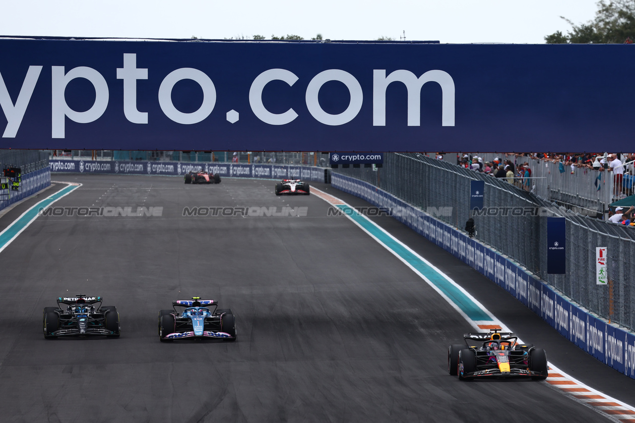 GP MIAMI, Max Verstappen (NLD) Red Bull Racing RB19 davanti a a battling George Russell (GBR) Mercedes AMG F1 W14 e Pierre Gasly (FRA) Alpine F1 Team A523.

07.05.2023. Formula 1 World Championship, Rd 5, Miami Grand Prix, Miami, Florida, USA, Gara Day.

- www.xpbimages.com, EMail: requests@xpbimages.com ¬© Copyright: Batchelor / XPB Images