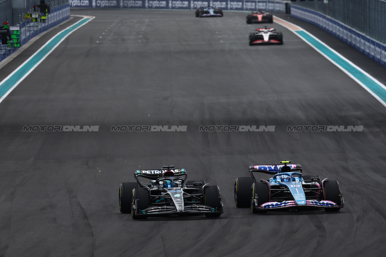 GP MIAMI, George Russell (GBR) Mercedes AMG F1 W14 e Pierre Gasly (FRA) Alpine F1 Team A523 battle for position.

07.05.2023. Formula 1 World Championship, Rd 5, Miami Grand Prix, Miami, Florida, USA, Gara Day.

- www.xpbimages.com, EMail: requests@xpbimages.com ¬© Copyright: Batchelor / XPB Images