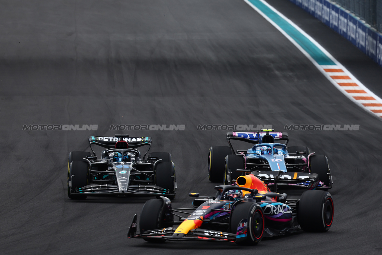 GP MIAMI, Max Verstappen (NLD) Red Bull Racing RB19 davanti a a battling George Russell (GBR) Mercedes AMG F1 W14 e Pierre Gasly (FRA) Alpine F1 Team A523.

07.05.2023. Formula 1 World Championship, Rd 5, Miami Grand Prix, Miami, Florida, USA, Gara Day.

- www.xpbimages.com, EMail: requests@xpbimages.com ¬© Copyright: Batchelor / XPB Images