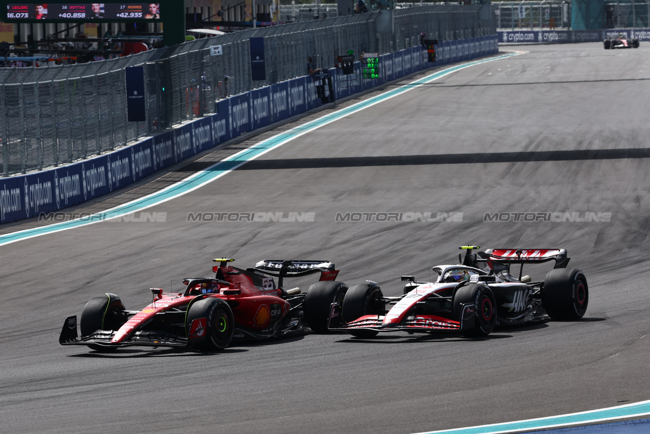 GP MIAMI, Carlos Sainz Jr (ESP) Ferrari SF-23 e Nico Hulkenberg (GER) Haas VF-23 battle for position.

07.05.2023. Formula 1 World Championship, Rd 5, Miami Grand Prix, Miami, Florida, USA, Gara Day.

- www.xpbimages.com, EMail: requests@xpbimages.com ¬© Copyright: Batchelor / XPB Images