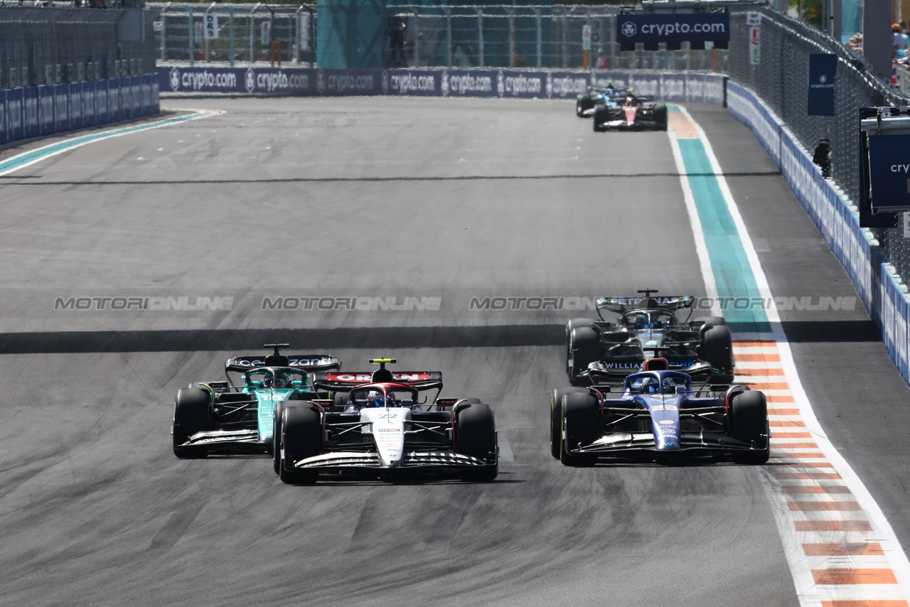 GP MIAMI, Yuki Tsunoda (JPN) AlphaTauri AT04 e Alexander Albon (THA) Williams Racing FW45 battle for position.

07.05.2023. Formula 1 World Championship, Rd 5, Miami Grand Prix, Miami, Florida, USA, Gara Day.

- www.xpbimages.com, EMail: requests@xpbimages.com ¬© Copyright: Batchelor / XPB Images
