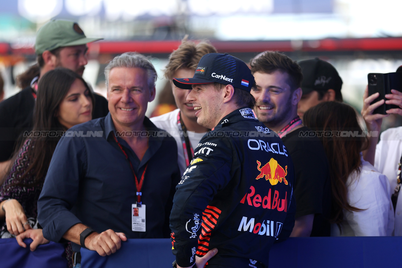 GP MIAMI, Gara winner Max Verstappen (NLD) Red Bull Racing with Raymond Vermeulen (NLD) Driver Manager in parc ferme.

07.05.2023. Formula 1 World Championship, Rd 5, Miami Grand Prix, Miami, Florida, USA, Gara Day.

 - www.xpbimages.com, EMail: requests@xpbimages.com ¬© Copyright: Gilbert / XPB Images