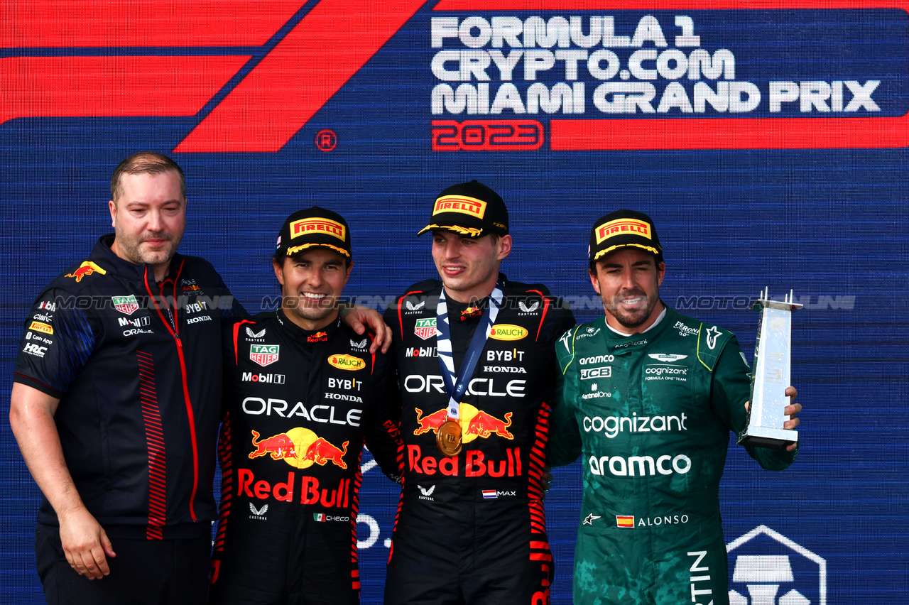 GP MIAMI, Sergio Perez (MEX), Red Bull Racing Max Verstappen (NLD), Red Bull Racing e Fernando Alonso (ESP), Aston Martin Racing 
07.05.2023. Formula 1 World Championship, Rd 5, Miami Grand Prix, Miami, Florida, USA, Gara Day.
- www.xpbimages.com, EMail: requests@xpbimages.com ¬© Copyright: Charniaux / XPB Images