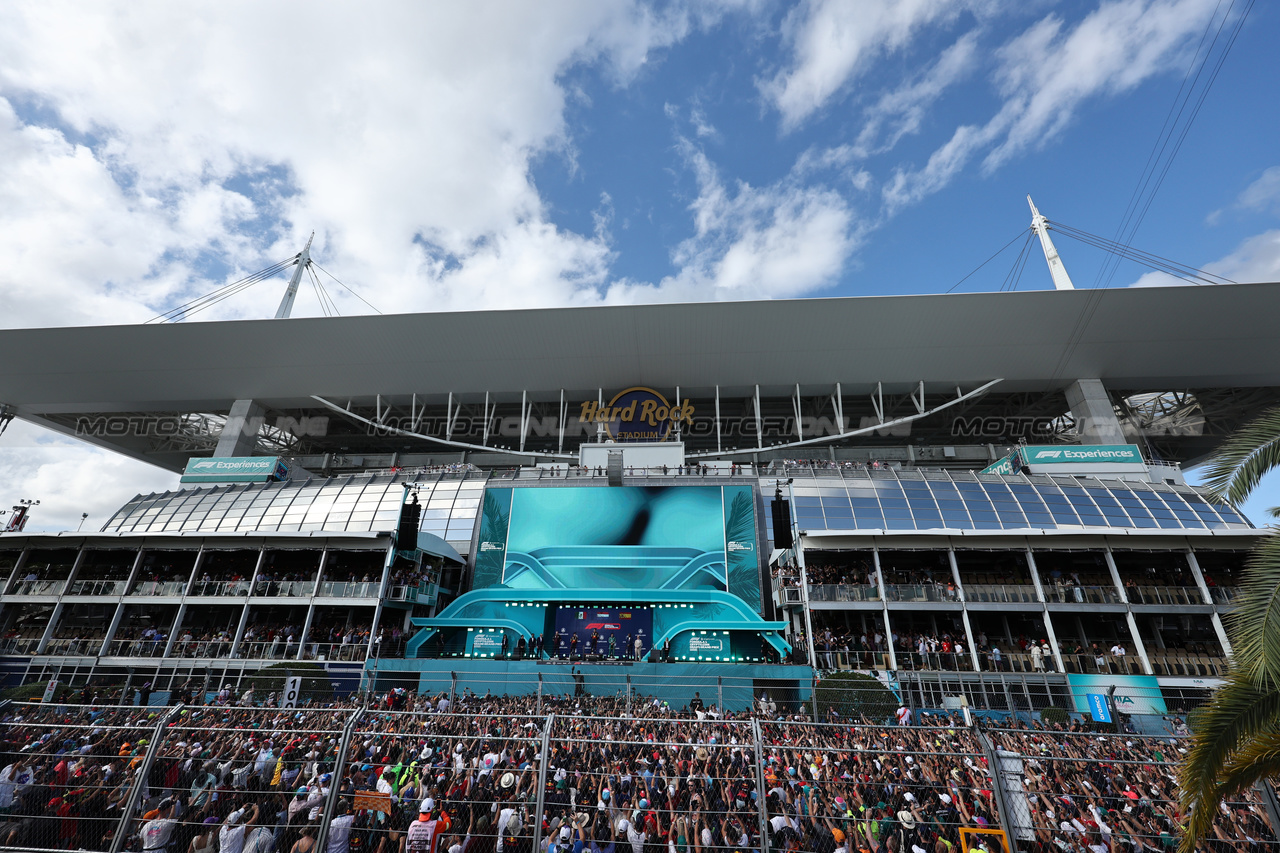 GP MIAMI, The podium (L to R): Oliver Hughes (GBR) Red Bull Racing Chief Marketing Officer; Sergio Perez (MEX) Red Bull Racing, second; Max Verstappen (NLD) Red Bull Racing, vincitore; Fernando Alonso (ESP) Aston Martin F1 Team, third.

07.05.2023. Formula 1 World Championship, Rd 5, Miami Grand Prix, Miami, Florida, USA, Gara Day.

- www.xpbimages.com, EMail: requests@xpbimages.com ¬© Copyright: Moy / XPB Images