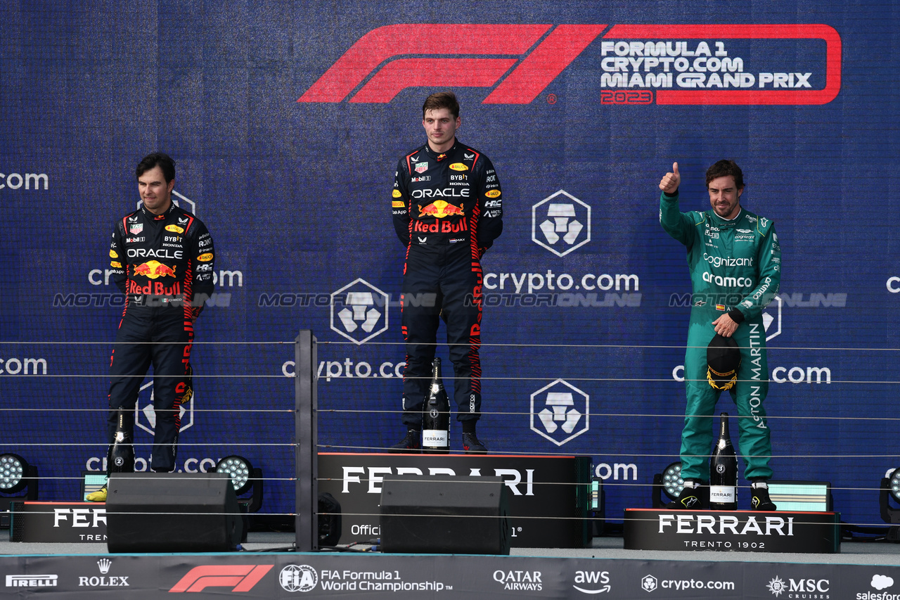 GP MIAMI, The podium (L to R): Sergio Perez (MEX) Red Bull Racing, second; Max Verstappen (NLD) Red Bull Racing, vincitore; Fernando Alonso (ESP) Aston Martin F1 Team, third.

07.05.2023. Formula 1 World Championship, Rd 5, Miami Grand Prix, Miami, Florida, USA, Gara Day.

- www.xpbimages.com, EMail: requests@xpbimages.com ¬© Copyright: Moy / XPB Images