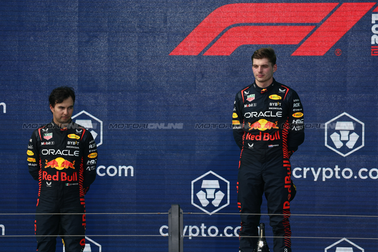 GP MIAMI, (L to R): Second placed Sergio Perez (MEX) Red Bull Racing e vincitore Max Verstappen (NLD) Red Bull Racing on the podium.

07.05.2023. Formula 1 World Championship, Rd 5, Miami Grand Prix, Miami, Florida, USA, Gara Day.

- www.xpbimages.com, EMail: requests@xpbimages.com ¬© Copyright: Moy / XPB Images