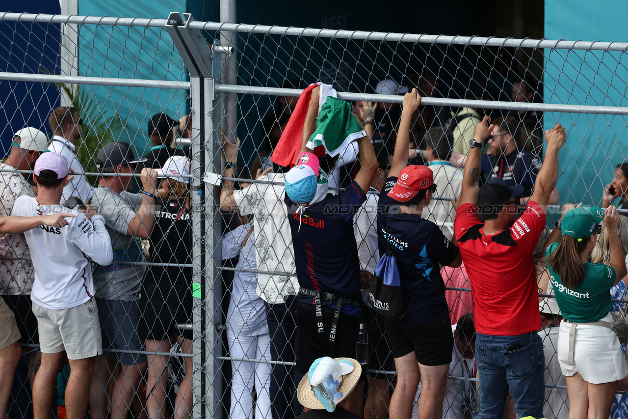 GP MIAMI, Circuit Atmosfera - fans at the podium.

07.05.2023. Formula 1 World Championship, Rd 5, Miami Grand Prix, Miami, Florida, USA, Gara Day.

- www.xpbimages.com, EMail: requests@xpbimages.com ¬© Copyright: Moy / XPB Images