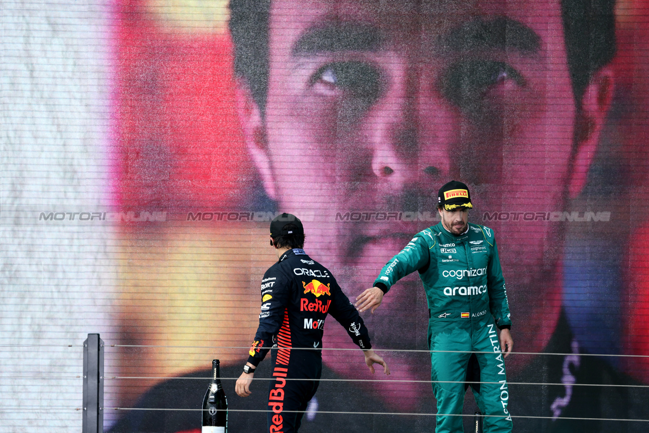 GP MIAMI, (L to R): Sergio Perez (MEX) Red Bull Racing e Fernando Alonso (ESP) Aston Martin F1 Team on the podium.

07.05.2023. Formula 1 World Championship, Rd 5, Miami Grand Prix, Miami, Florida, USA, Gara Day.

- www.xpbimages.com, EMail: requests@xpbimages.com ¬© Copyright: Moy / XPB Images