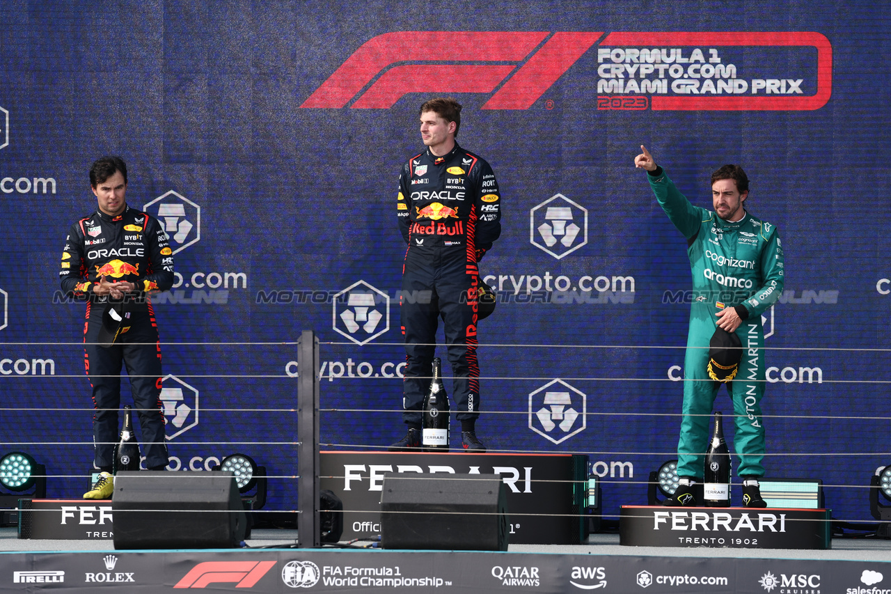 GP MIAMI, The podium (L to R): Sergio Perez (MEX) Red Bull Racing, second; Max Verstappen (NLD) Red Bull Racing, vincitore; Fernando Alonso (ESP) Aston Martin F1 Team, third.

07.05.2023. Formula 1 World Championship, Rd 5, Miami Grand Prix, Miami, Florida, USA, Gara Day.

- www.xpbimages.com, EMail: requests@xpbimages.com ¬© Copyright: Moy / XPB Images