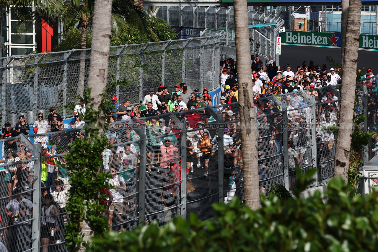 GP MIAMI, Circuit Atmosfera- fans invade the circuit at the conclusion of the race.

07.05.2023. Formula 1 World Championship, Rd 5, Miami Grand Prix, Miami, Florida, USA, Gara Day.

- www.xpbimages.com, EMail: requests@xpbimages.com ¬© Copyright: Moy / XPB Images