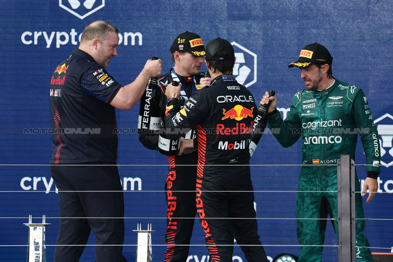 GP MIAMI, The podium: Oliver Hughes (GBR) Red Bull Racing Chief Marketing Officer; Sergio Perez (MEX) Red Bull Racing, second; Max Verstappen (NLD) Red Bull Racing, vincitore; Fernando Alonso (ESP) Aston Martin F1 Team, third.

07.05.2023. Formula 1 World Championship, Rd 5, Miami Grand Prix, Miami, Florida, USA, Gara Day.

- www.xpbimages.com, EMail: requests@xpbimages.com ¬© Copyright: Moy / XPB Images