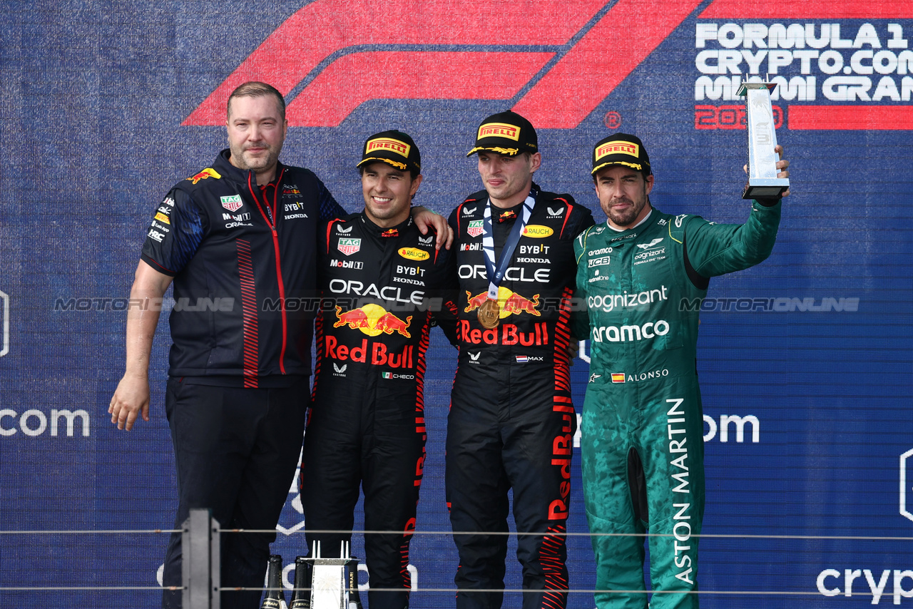 GP MIAMI, The podium (L to R): Oliver Hughes (GBR) Red Bull Racing Chief Marketing Officer; Sergio Perez (MEX) Red Bull Racing, second; Max Verstappen (NLD) Red Bull Racing, vincitore; Fernando Alonso (ESP) Aston Martin F1 Team, third.

07.05.2023. Formula 1 World Championship, Rd 5, Miami Grand Prix, Miami, Florida, USA, Gara Day.

- www.xpbimages.com, EMail: requests@xpbimages.com ¬© Copyright: Moy / XPB Images