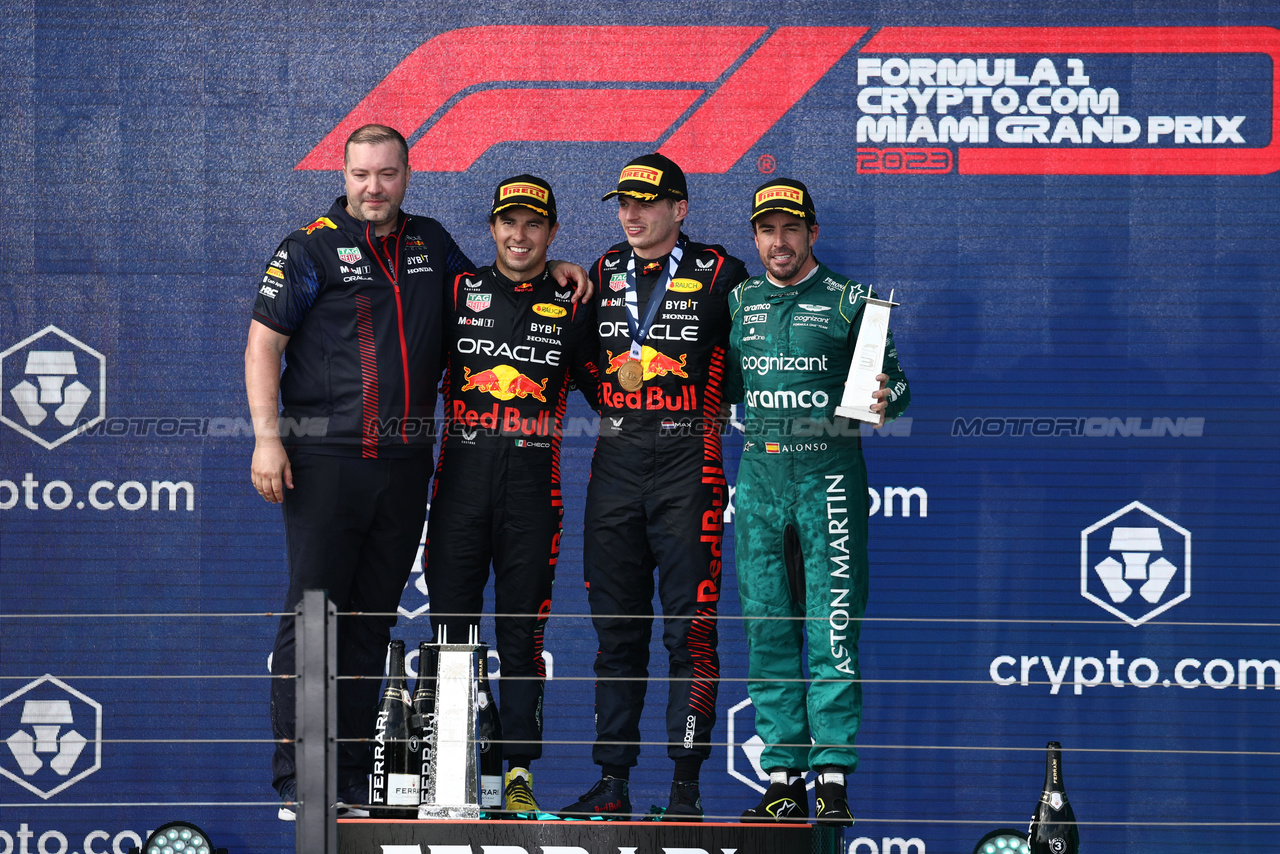 GP MIAMI, The podium (L to R): Oliver Hughes (GBR) Red Bull Racing Chief Marketing Officer; Sergio Perez (MEX) Red Bull Racing, second; Max Verstappen (NLD) Red Bull Racing, vincitore; Fernando Alonso (ESP) Aston Martin F1 Team, third.

07.05.2023. Formula 1 World Championship, Rd 5, Miami Grand Prix, Miami, Florida, USA, Gara Day.

- www.xpbimages.com, EMail: requests@xpbimages.com ¬© Copyright: Moy / XPB Images