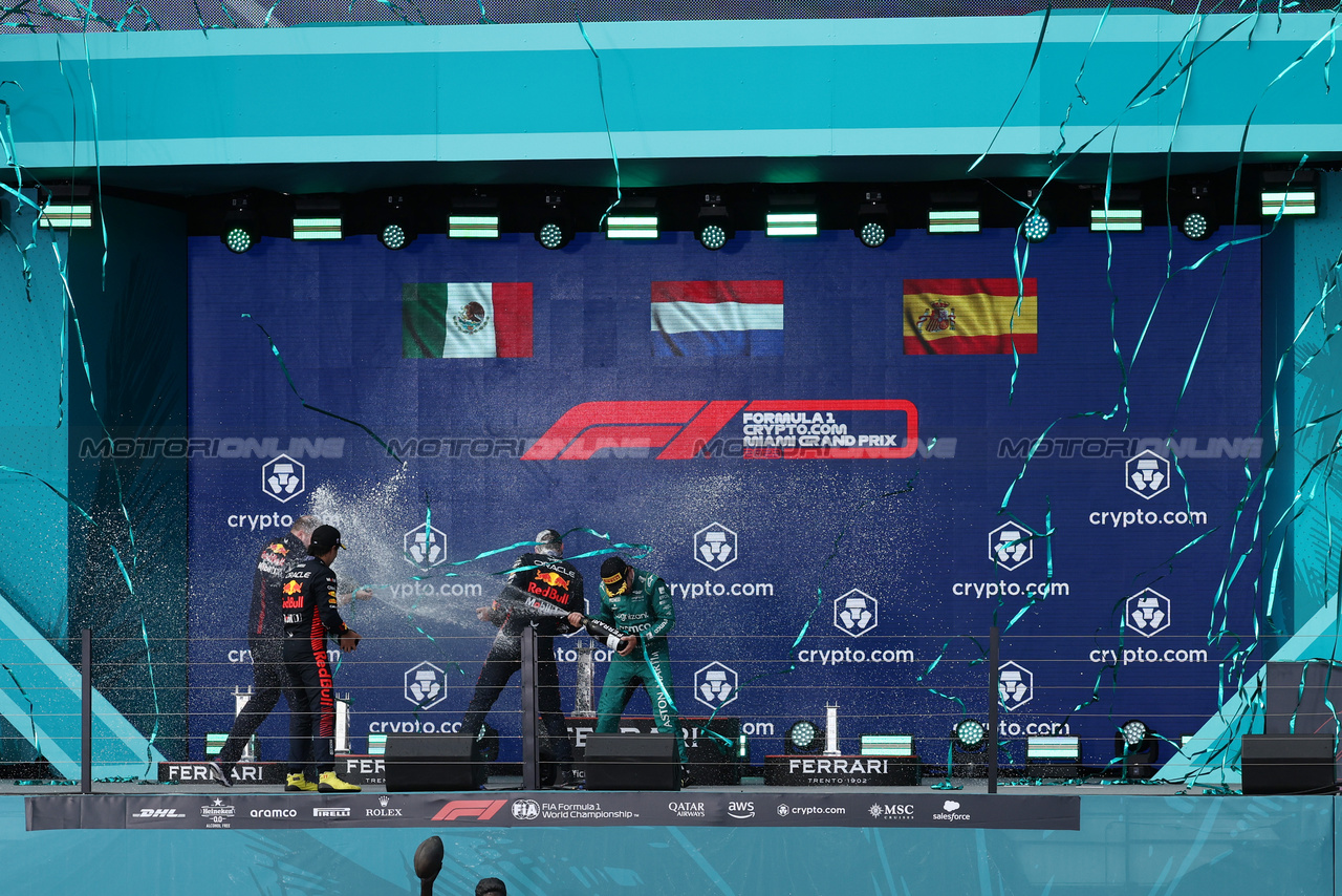 GP MIAMI, The podium (L to R): Oliver Hughes (GBR) Red Bull Racing Chief Marketing Officer; Sergio Perez (MEX) Red Bull Racing, second; Max Verstappen (NLD) Red Bull Racing, vincitore; Fernando Alonso (ESP) Aston Martin F1 Team, third.

07.05.2023. Formula 1 World Championship, Rd 5, Miami Grand Prix, Miami, Florida, USA, Gara Day.

- www.xpbimages.com, EMail: requests@xpbimages.com ¬© Copyright: Moy / XPB Images