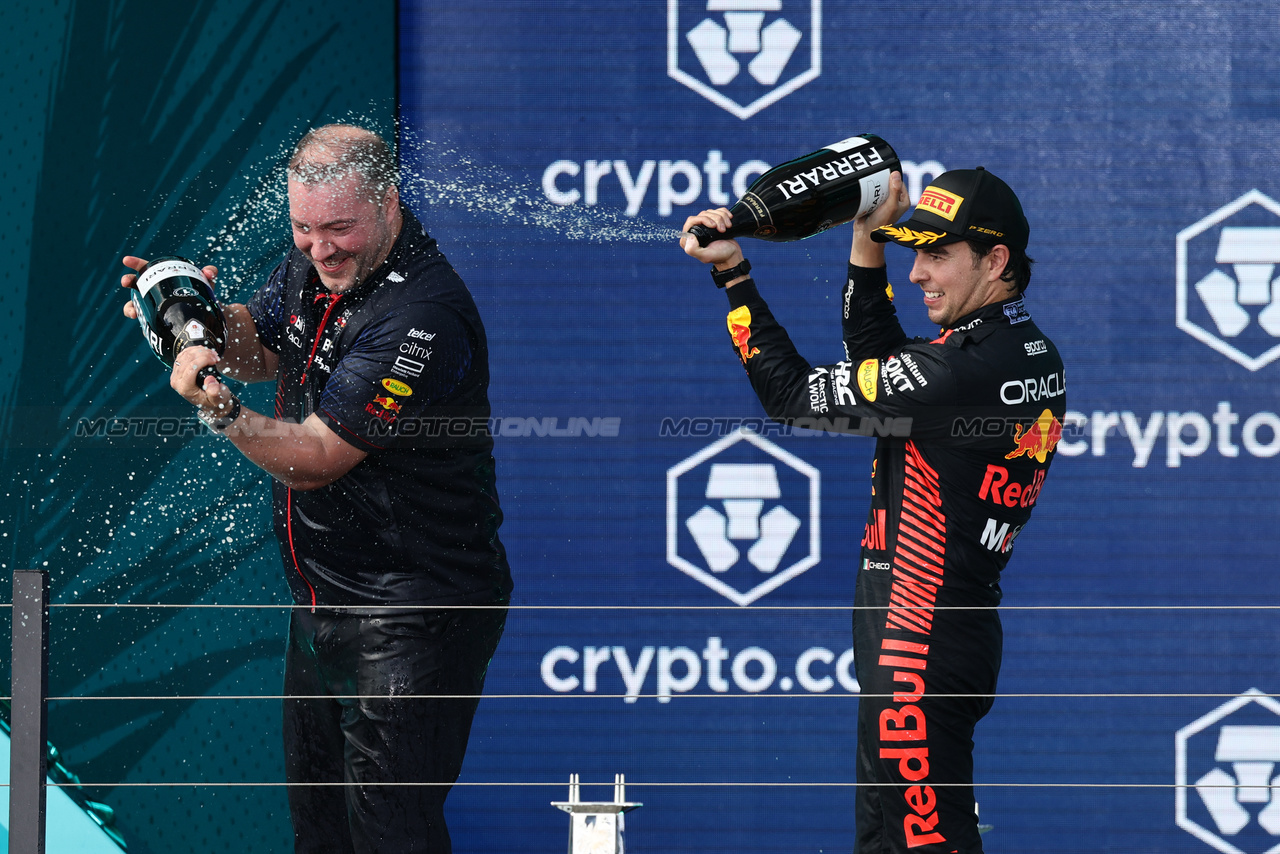 GP MIAMI, (L to R): Oliver Hughes (GBR) Red Bull Racing Chief Marketing Officer celebrates on the podium with second placed Sergio Perez (MEX) Red Bull Racing.

07.05.2023. Formula 1 World Championship, Rd 5, Miami Grand Prix, Miami, Florida, USA, Gara Day.

- www.xpbimages.com, EMail: requests@xpbimages.com ¬© Copyright: Moy / XPB Images