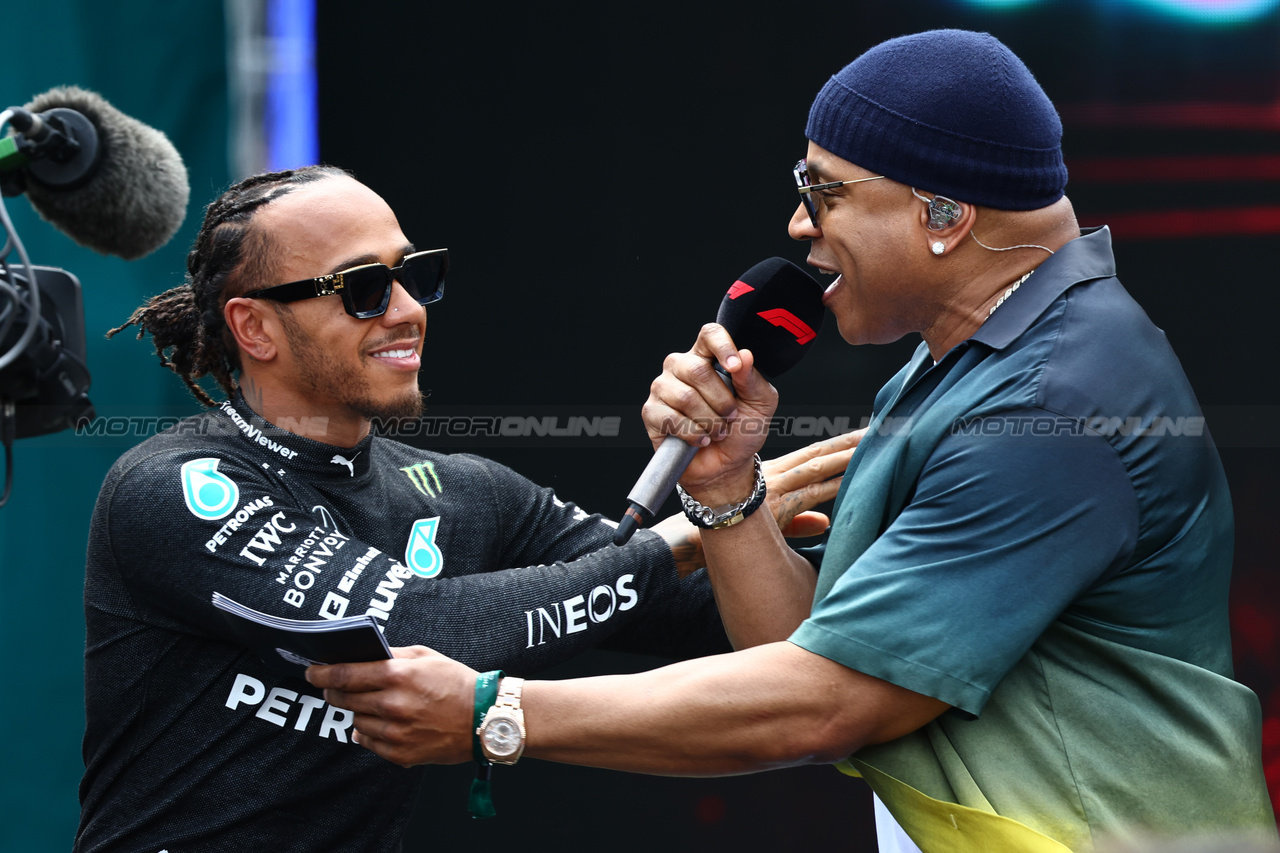 GP MIAMI, Lewis Hamilton (GBR) Mercedes AMG F1 W14 with LL Cool J (USA).
07.05.2023. Formula 1 World Championship, Rd 5, Miami Grand Prix, Miami, Florida, USA, Gara Day.
- www.xpbimages.com, EMail: requests@xpbimages.com ¬© Copyright: Batchelor / XPB Images