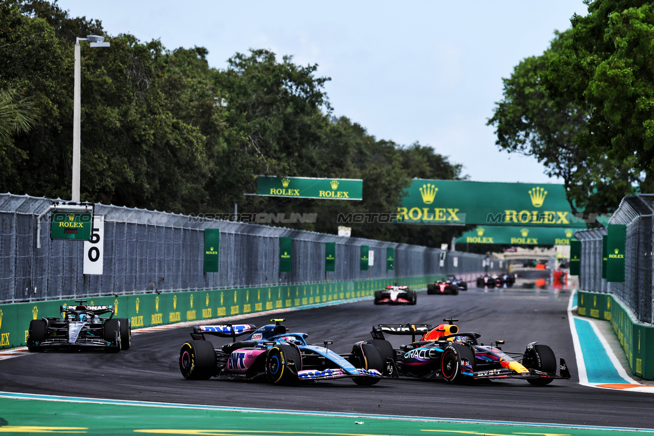 GP MIAMI, (L to R): Pierre Gasly (FRA) Alpine F1 Team A523 e Max Verstappen (NLD) Red Bull Racing RB19 battle for position.

07.05.2023. Formula 1 World Championship, Rd 5, Miami Grand Prix, Miami, Florida, USA, Gara Day.

- www.xpbimages.com, EMail: requests@xpbimages.com ¬© Copyright: Moy / XPB Images
