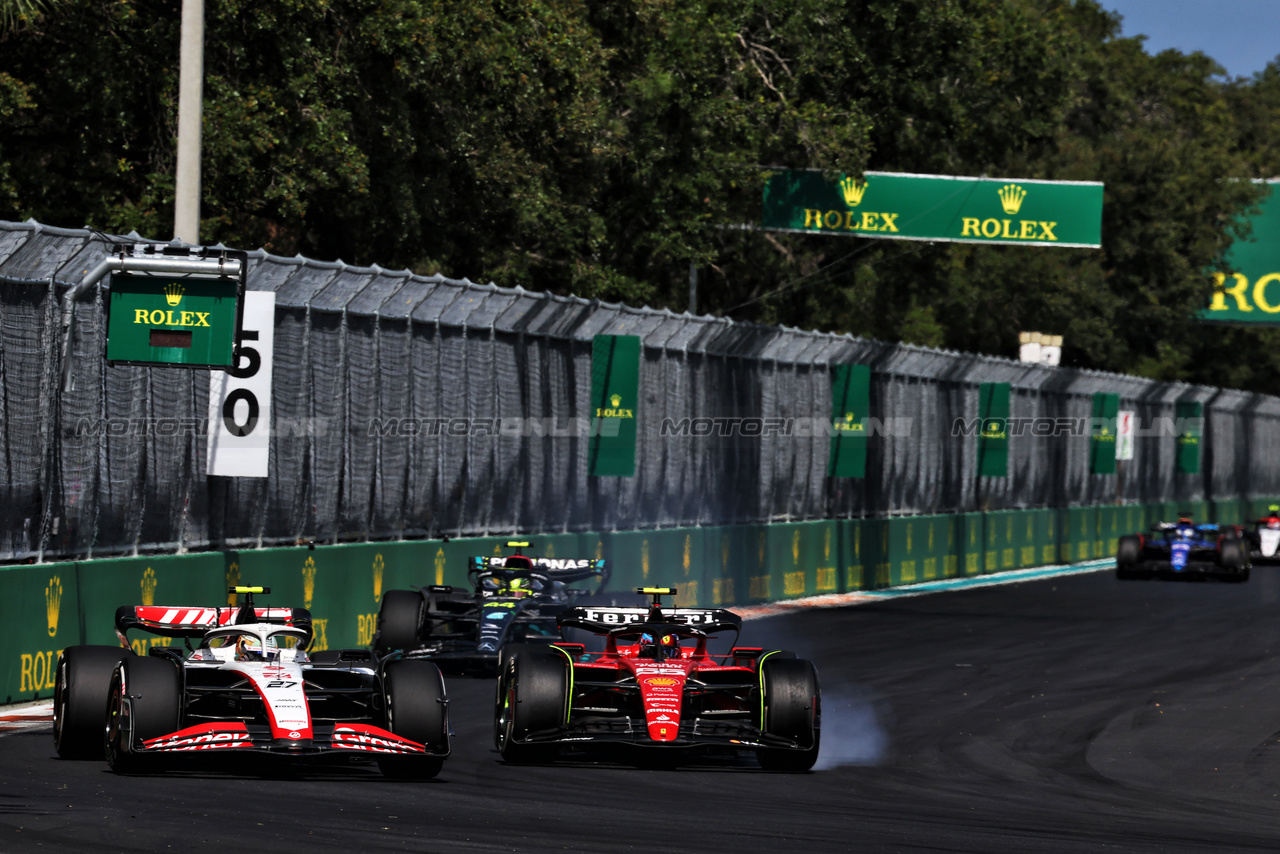 GP MIAMI, Nico Hulkenberg (GER) Haas VF-23 e Carlos Sainz Jr (ESP) Ferrari SF-23 battle for position.

07.05.2023. Formula 1 World Championship, Rd 5, Miami Grand Prix, Miami, Florida, USA, Gara Day.

- www.xpbimages.com, EMail: requests@xpbimages.com ¬© Copyright: Moy / XPB Images