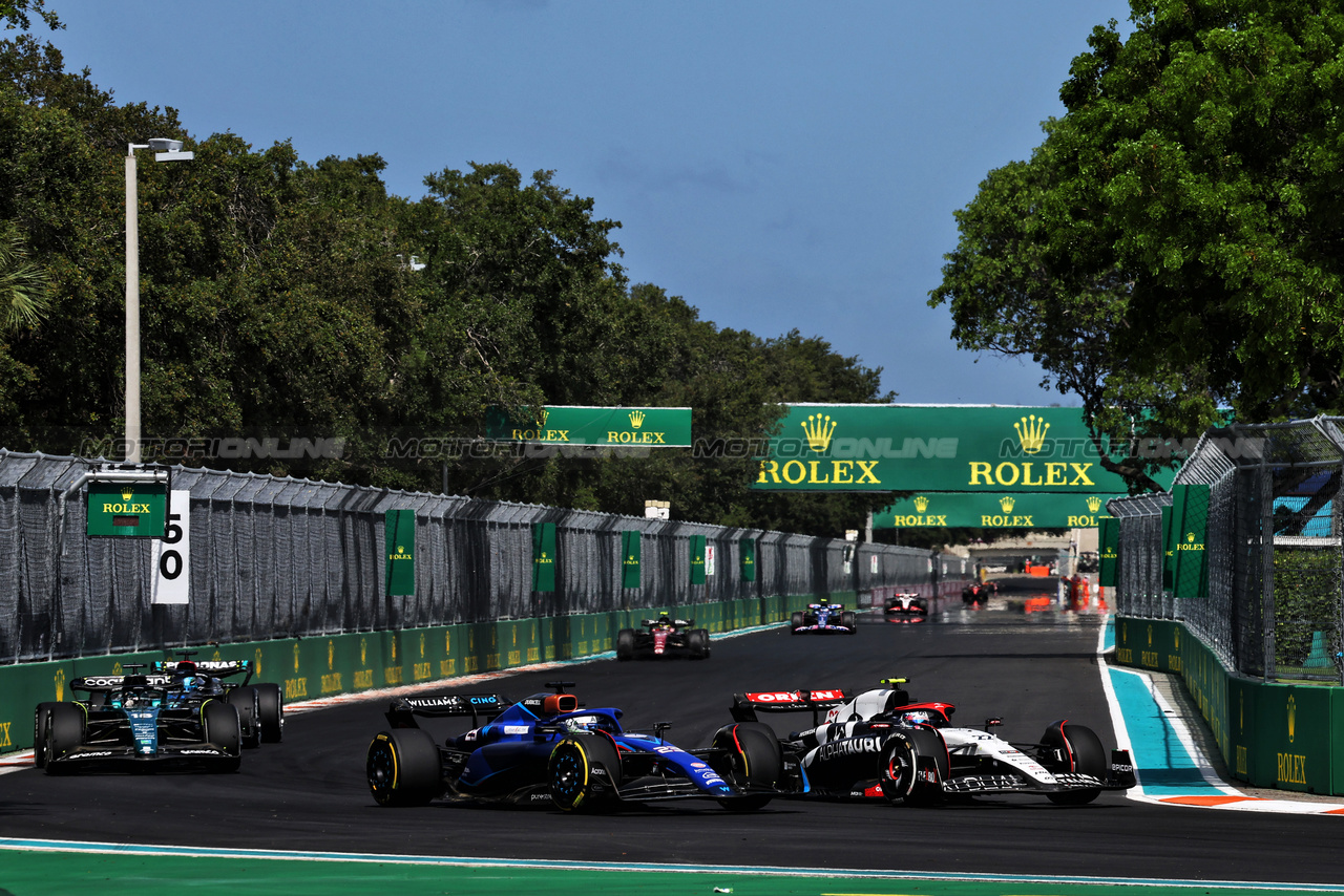 GP MIAMI, Alexander Albon (THA) Williams Racing FW45 e Yuki Tsunoda (JPN) AlphaTauri AT04 battle for position.

07.05.2023. Formula 1 World Championship, Rd 5, Miami Grand Prix, Miami, Florida, USA, Gara Day.

- www.xpbimages.com, EMail: requests@xpbimages.com ¬© Copyright: Moy / XPB Images