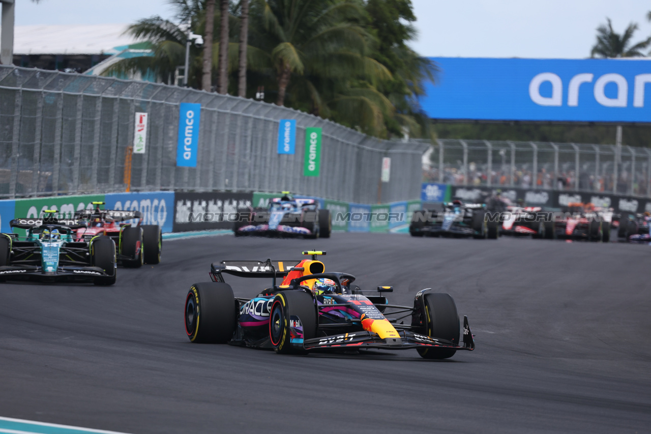 GP MIAMI, Sergio Perez (MEX) Red Bull Racing RB19 davanti a at the partenza of the race.

07.05.2023. Formula 1 World Championship, Rd 5, Miami Grand Prix, Miami, Florida, USA, Gara Day.

- www.xpbimages.com, EMail: requests@xpbimages.com ¬© Copyright: Bearne / XPB Images