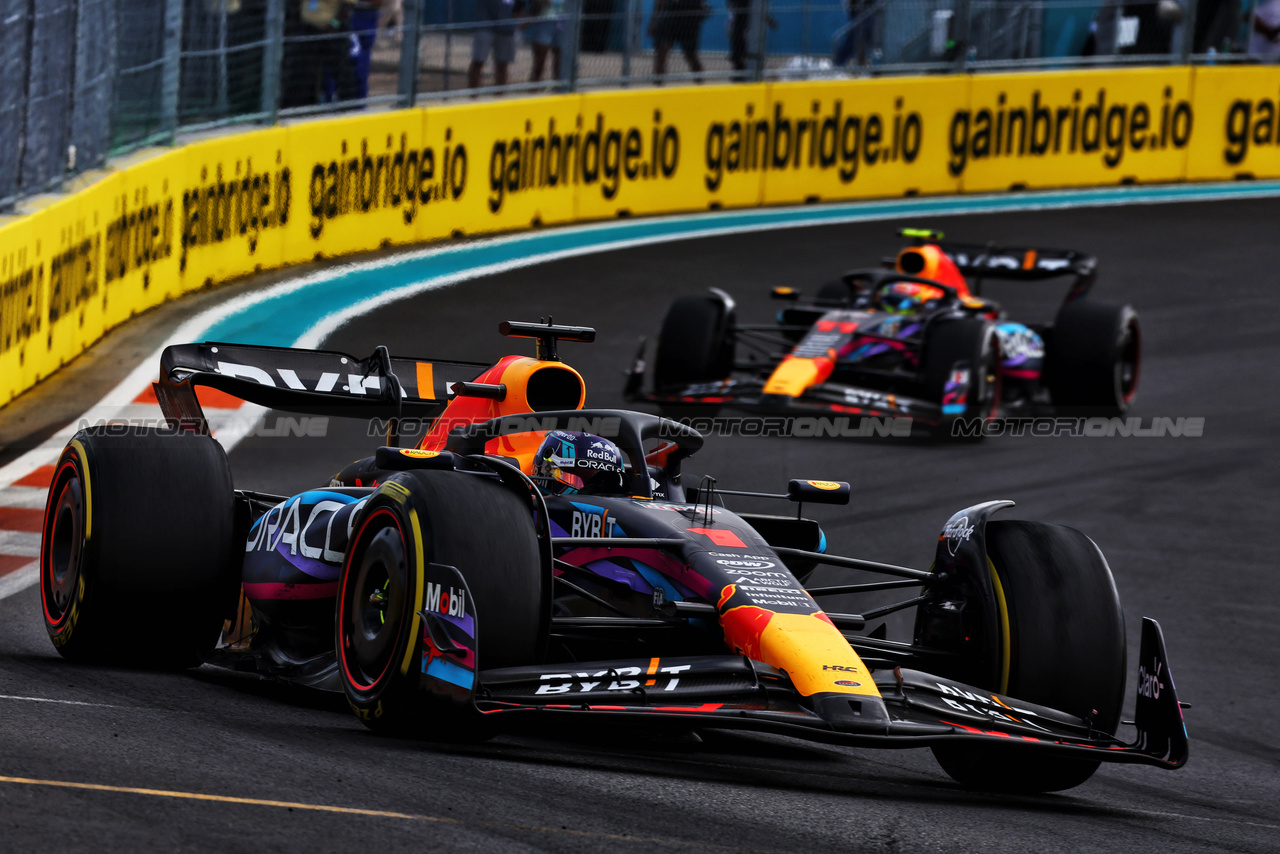 GP MIAMI, Max Verstappen (NLD) Red Bull Racing RB19 davanti a team mate Sergio Perez (MEX) Red Bull Racing RB19.

07.05.2023. Formula 1 World Championship, Rd 5, Miami Grand Prix, Miami, Florida, USA, Gara Day.

 - www.xpbimages.com, EMail: requests@xpbimages.com ¬© Copyright: Coates / XPB Images