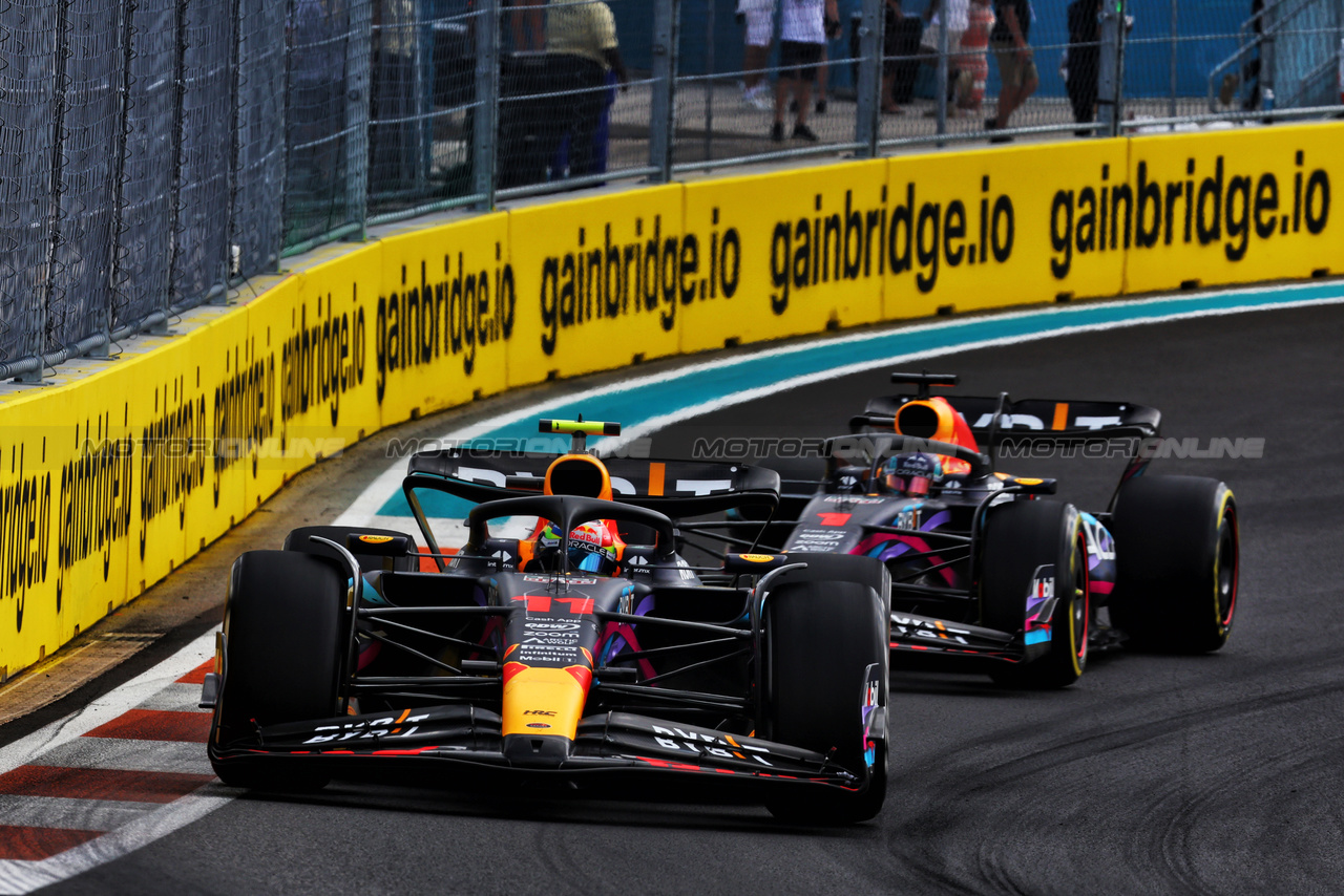 GP MIAMI, Sergio Perez (MEX) Red Bull Racing RB19 davanti a team mate Max Verstappen (NLD) Red Bull Racing RB19.

07.05.2023. Formula 1 World Championship, Rd 5, Miami Grand Prix, Miami, Florida, USA, Gara Day.

 - www.xpbimages.com, EMail: requests@xpbimages.com ¬© Copyright: Coates / XPB Images