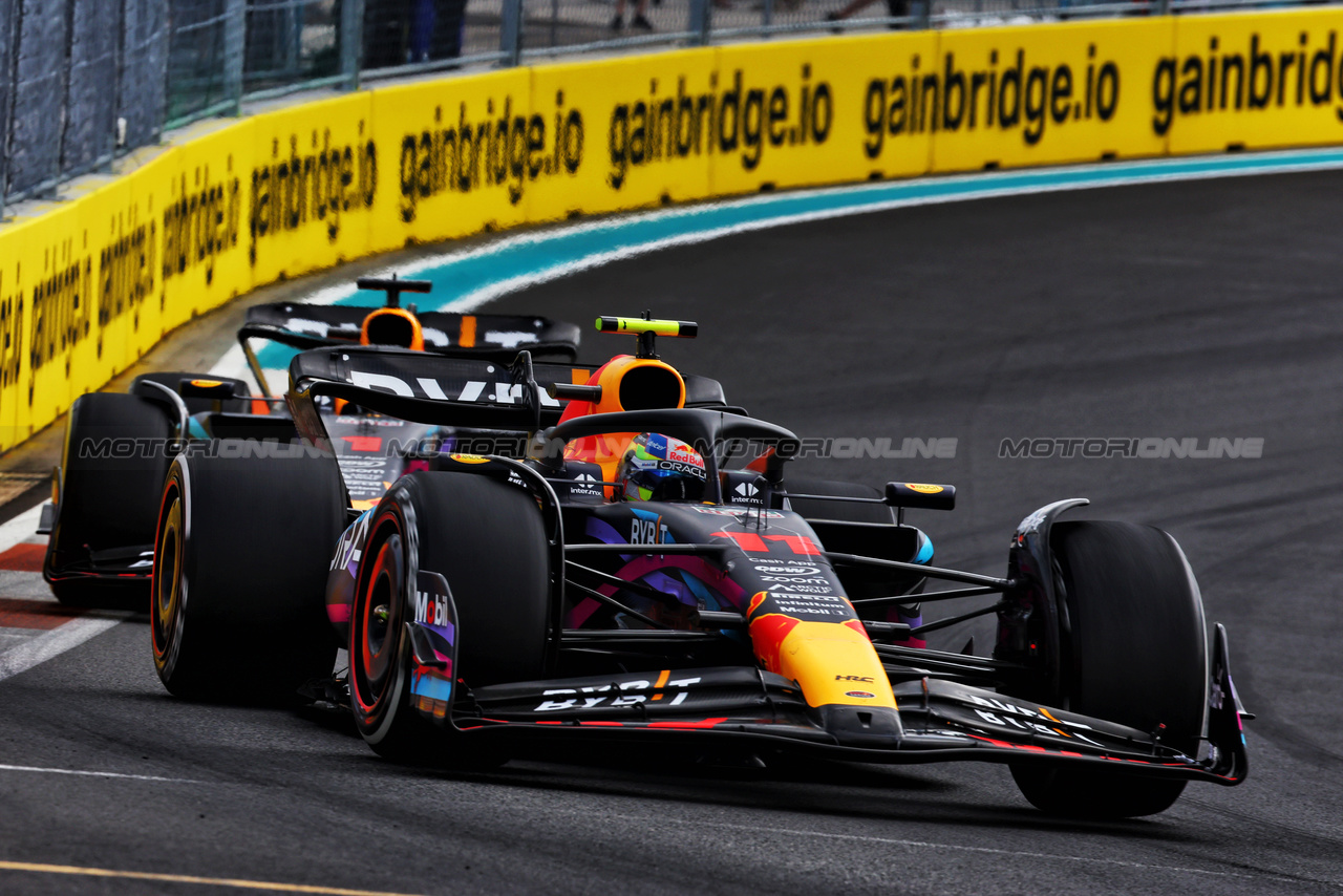 GP MIAMI, Sergio Perez (MEX) Red Bull Racing RB19 davanti a team mate Max Verstappen (NLD) Red Bull Racing RB19.

07.05.2023. Formula 1 World Championship, Rd 5, Miami Grand Prix, Miami, Florida, USA, Gara Day.

 - www.xpbimages.com, EMail: requests@xpbimages.com ¬© Copyright: Coates / XPB Images