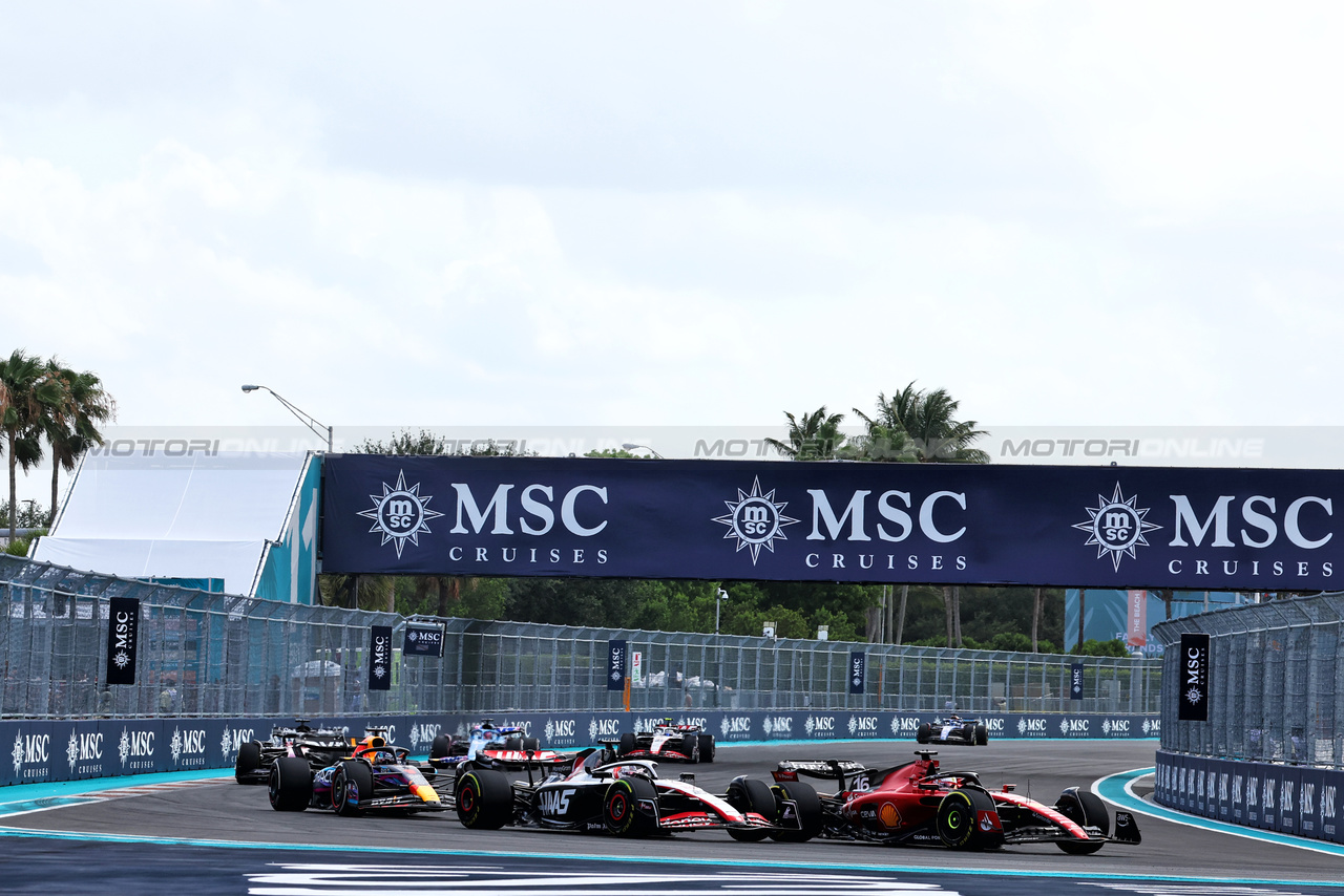 GP MIAMI, Charles Leclerc (MON) Ferrari SF-23 e Kevin Magnussen (DEN) Haas VF-23 battle for position.

07.05.2023. Formula 1 World Championship, Rd 5, Miami Grand Prix, Miami, Florida, USA, Gara Day.

 - www.xpbimages.com, EMail: requests@xpbimages.com ¬© Copyright: Coates / XPB Images