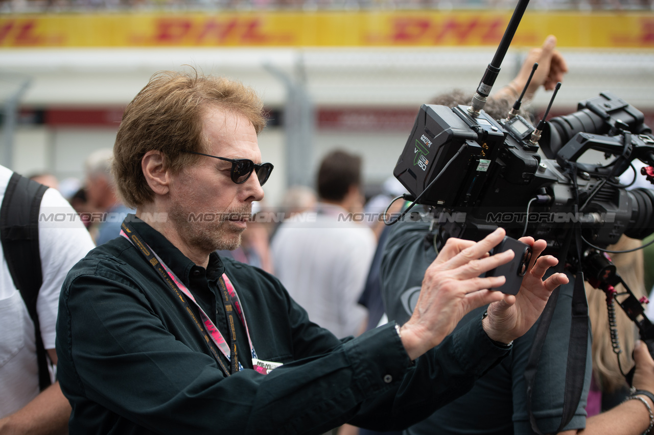 GP MIAMI, Jerry Bruckheimer (USA) Film Producer on the grid.

07.05.2023. Formula 1 World Championship, Rd 5, Miami Grand Prix, Miami, Florida, USA, Gara Day.

- www.xpbimages.com, EMail: requests@xpbimages.com ¬© Copyright: Price / XPB Images