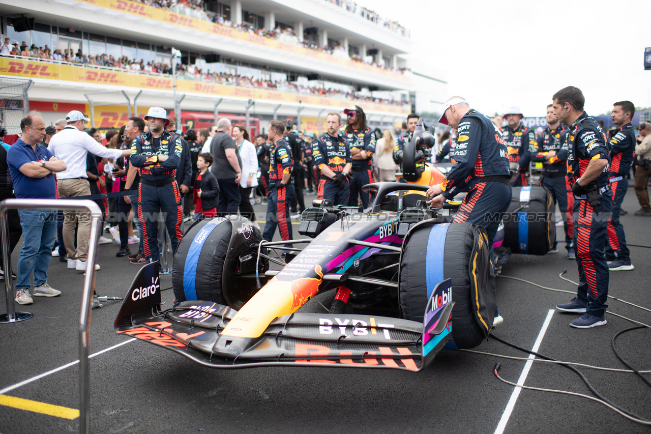 GP MIAMI, Max Verstappen (NLD) Red Bull Racing RB19 on the grid.

07.05.2023. Formula 1 World Championship, Rd 5, Miami Grand Prix, Miami, Florida, USA, Gara Day.

- www.xpbimages.com, EMail: requests@xpbimages.com ¬© Copyright: Price / XPB Images