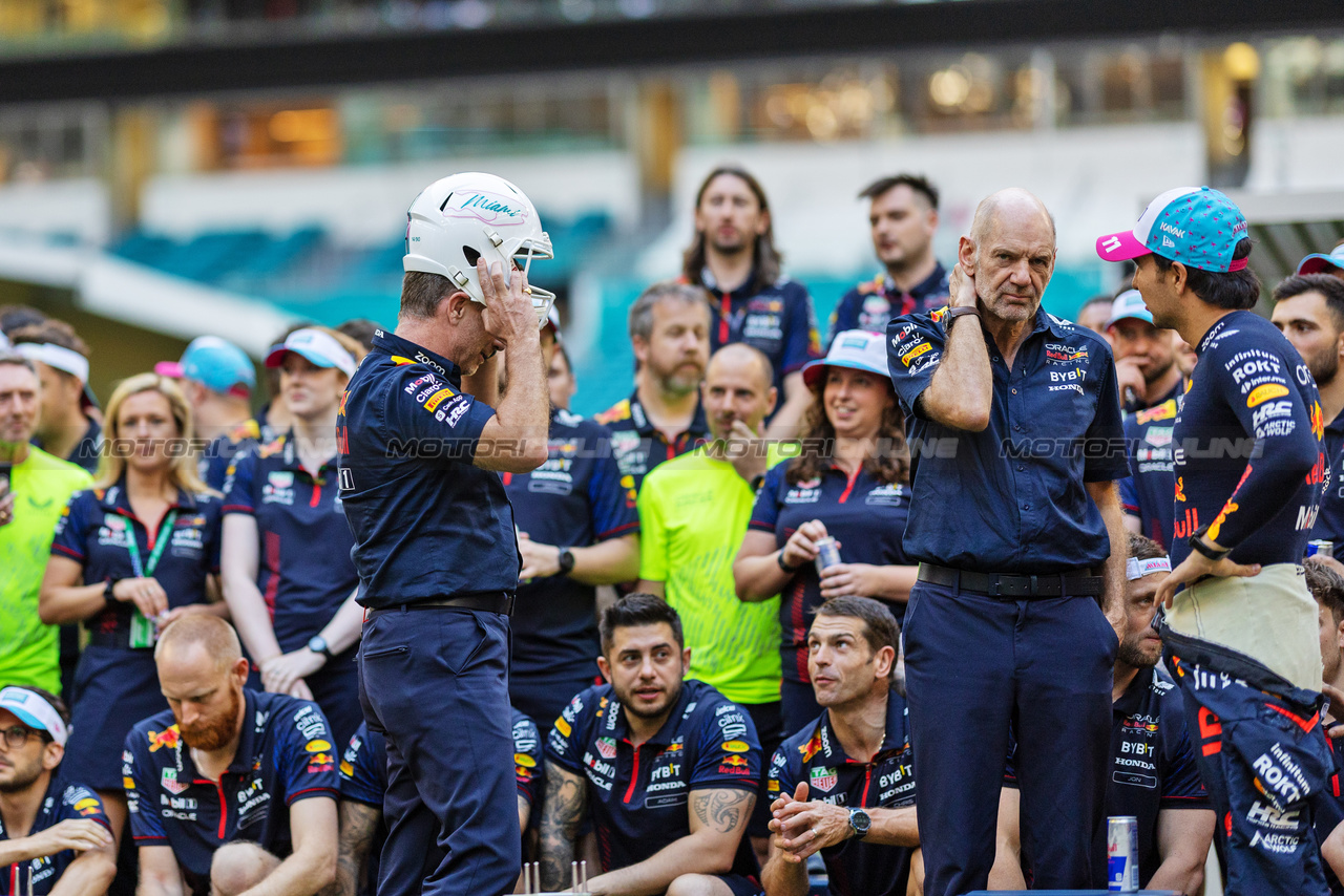 GP MIAMI, (L to R): Christian Horner (GBR) Red Bull Racing Team Principal; Adrian Newey (GBR) Red Bull Racing Chief Technical Officer; e Sergio Perez (MEX) Red Bull Racing, at a team celebration photo.

07.05.2023. Formula 1 World Championship, Rd 5, Miami Grand Prix, Miami, Florida, USA, Gara Day.

 - www.xpbimages.com, EMail: requests@xpbimages.com ¬© Copyright: Gilbert / XPB Images