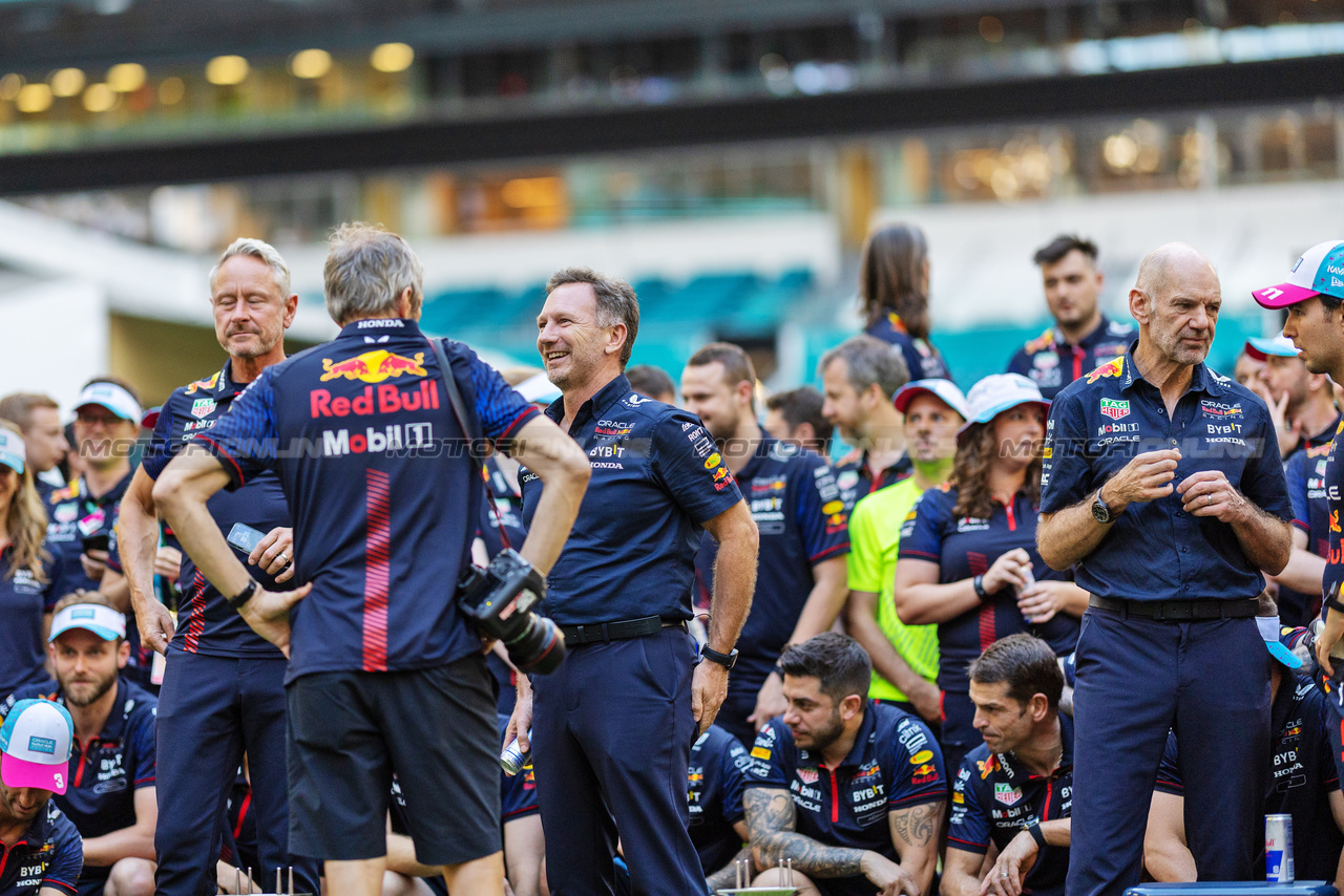 GP MIAMI, (L to R): Christian Horner (GBR) Red Bull Racing Team Principal; Adrian Newey (GBR) Red Bull Racing Chief Technical Officer; e Sergio Perez (MEX) Red Bull Racing, at a team celebration photo.

07.05.2023. Formula 1 World Championship, Rd 5, Miami Grand Prix, Miami, Florida, USA, Gara Day.

 - www.xpbimages.com, EMail: requests@xpbimages.com ¬© Copyright: Gilbert / XPB Images