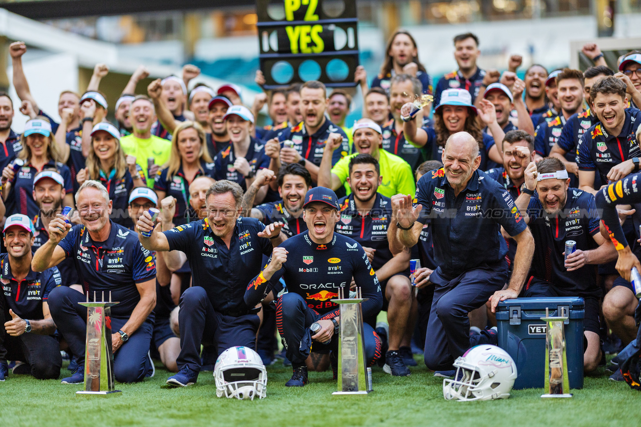 GP MIAMI, Max Verstappen (NLD) Red Bull Racing celebrates a 1-2 finish with the team.

07.05.2023. Formula 1 World Championship, Rd 5, Miami Grand Prix, Miami, Florida, USA, Gara Day.

 - www.xpbimages.com, EMail: requests@xpbimages.com ¬© Copyright: Gilbert / XPB Images