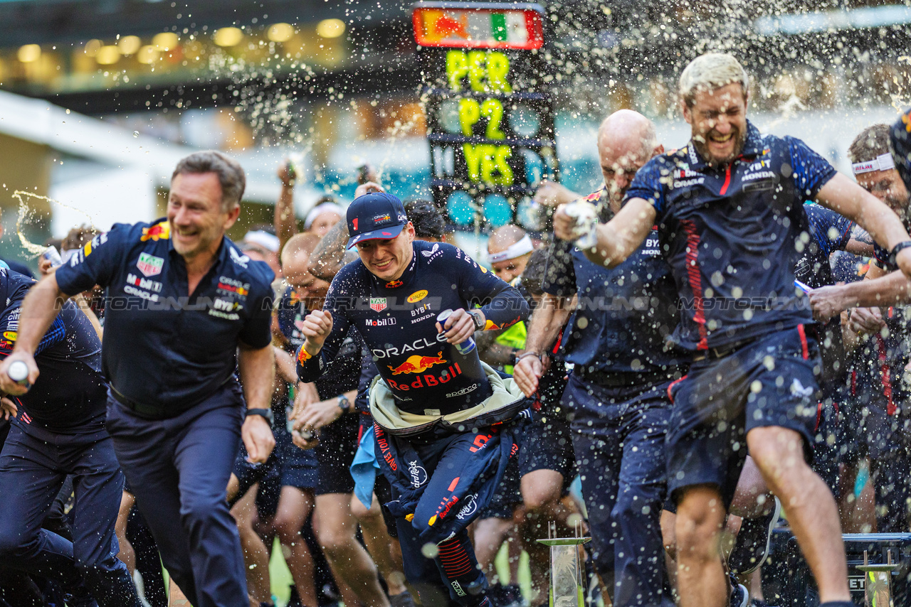 GP MIAMI, Max Verstappen (NLD) Red Bull Racing celebrates a 1-2 finish with the team.

07.05.2023. Formula 1 World Championship, Rd 5, Miami Grand Prix, Miami, Florida, USA, Gara Day.

 - www.xpbimages.com, EMail: requests@xpbimages.com ¬© Copyright: Gilbert / XPB Images