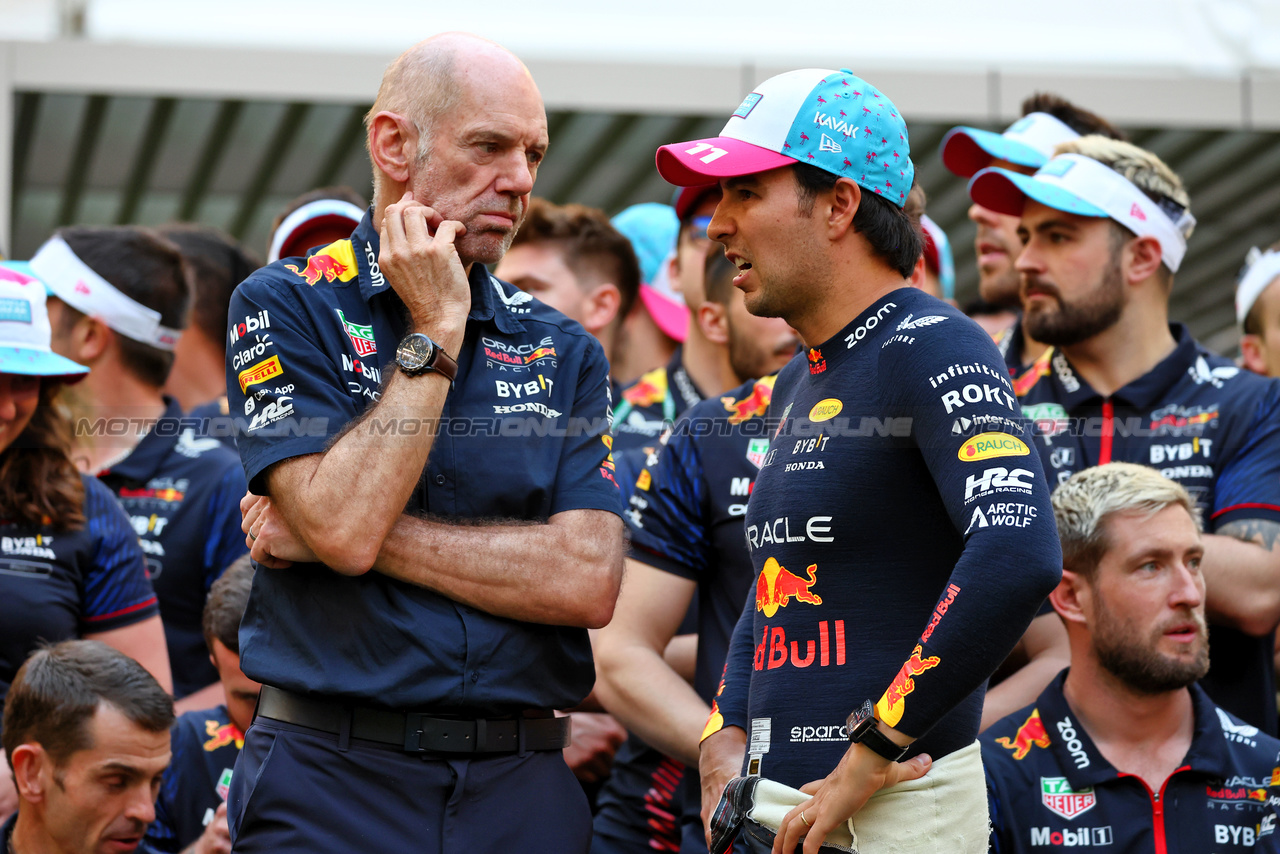 GP MIAMI, (L to R): Adrian Newey (GBR) Red Bull Racing Chief Technical Officer with Sergio Perez (MEX) Red Bull Racing.

07.05.2023. Formula 1 World Championship, Rd 5, Miami Grand Prix, Miami, Florida, USA, Gara Day.

 - www.xpbimages.com, EMail: requests@xpbimages.com ¬© Copyright: Coates / XPB Images