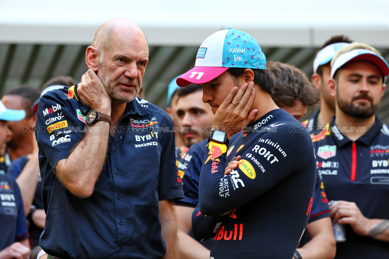 GP MIAMI, (L to R): Adrian Newey (GBR) Red Bull Racing Chief Technical Officer with Sergio Perez (MEX) Red Bull Racing.

07.05.2023. Formula 1 World Championship, Rd 5, Miami Grand Prix, Miami, Florida, USA, Gara Day.

 - www.xpbimages.com, EMail: requests@xpbimages.com ¬© Copyright: Coates / XPB Images