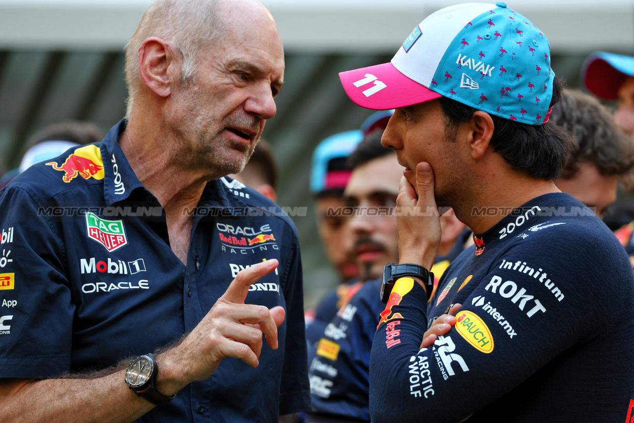 GP MIAMI, (L to R): Adrian Newey (GBR) Red Bull Racing Chief Technical Officer with Sergio Perez (MEX) Red Bull Racing.

07.05.2023. Formula 1 World Championship, Rd 5, Miami Grand Prix, Miami, Florida, USA, Gara Day.

 - www.xpbimages.com, EMail: requests@xpbimages.com ¬© Copyright: Coates / XPB Images