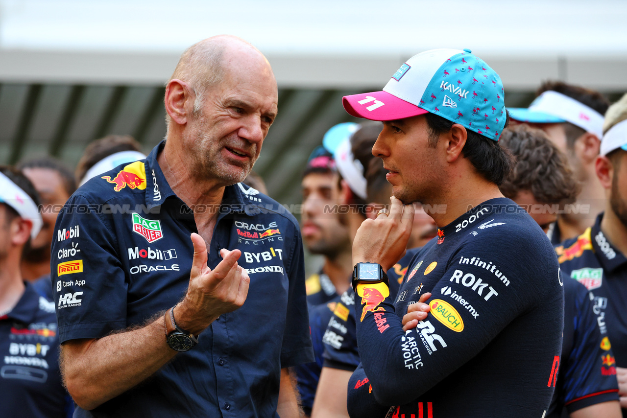 GP MIAMI, (L to R): Adrian Newey (GBR) Red Bull Racing Chief Technical Officer with Sergio Perez (MEX) Red Bull Racing.

07.05.2023. Formula 1 World Championship, Rd 5, Miami Grand Prix, Miami, Florida, USA, Gara Day.

 - www.xpbimages.com, EMail: requests@xpbimages.com ¬© Copyright: Coates / XPB Images