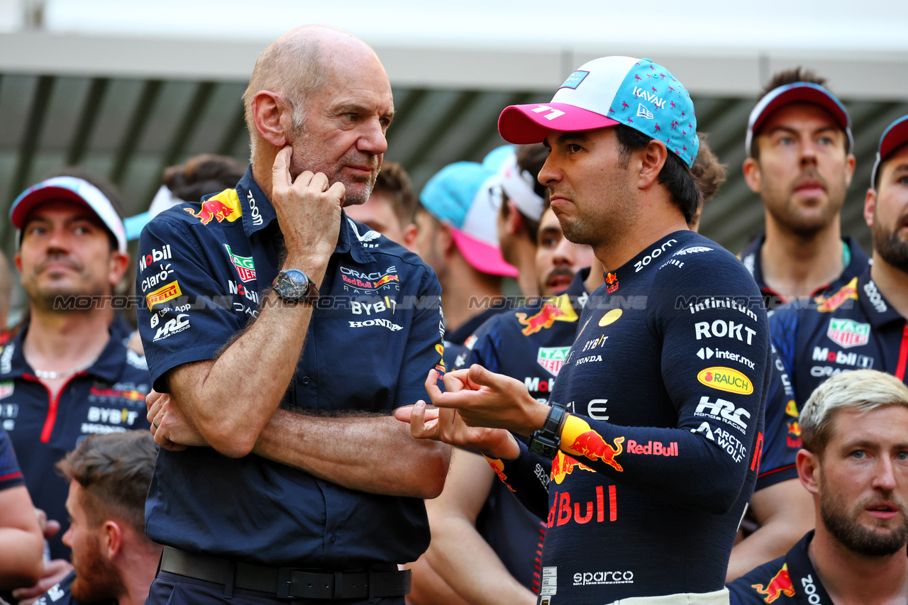 GP MIAMI, (L to R): Adrian Newey (GBR) Red Bull Racing Chief Technical Officer with Sergio Perez (MEX) Red Bull Racing.

07.05.2023. Formula 1 World Championship, Rd 5, Miami Grand Prix, Miami, Florida, USA, Gara Day.

 - www.xpbimages.com, EMail: requests@xpbimages.com ¬© Copyright: Coates / XPB Images