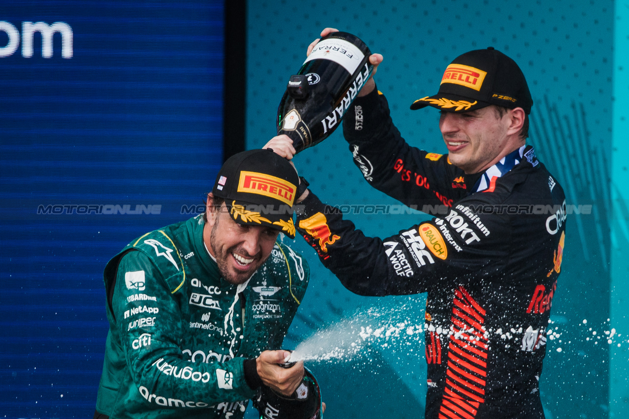 GP MIAMI, (L to R): Fernando Alonso (ESP) Aston Martin F1 Team celebrates his second position on the podium with vincitore Max Verstappen (NLD) Red Bull Racing.

07.05.2023. Formula 1 World Championship, Rd 5, Miami Grand Prix, Miami, Florida, USA, Gara Day.

- www.xpbimages.com, EMail: requests@xpbimages.com ¬© Copyright: Bearne / XPB Images