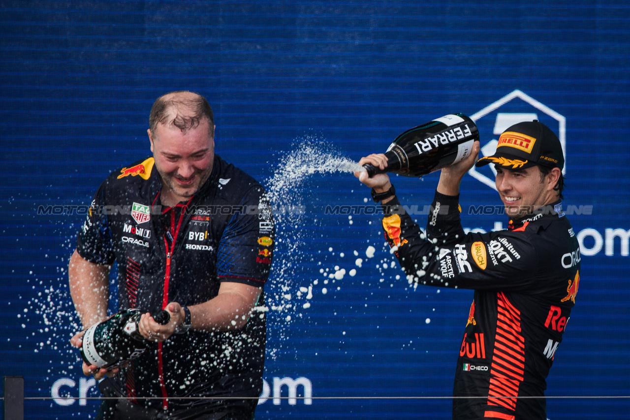 GP MIAMI, (L to R): Oliver Hughes (GBR) Red Bull Racing Chief Marketing Officer celebrates on the podium with Sergio Perez (MEX) Red Bull Racing.

07.05.2023. Formula 1 World Championship, Rd 5, Miami Grand Prix, Miami, Florida, USA, Gara Day.

- www.xpbimages.com, EMail: requests@xpbimages.com ¬© Copyright: Bearne / XPB Images