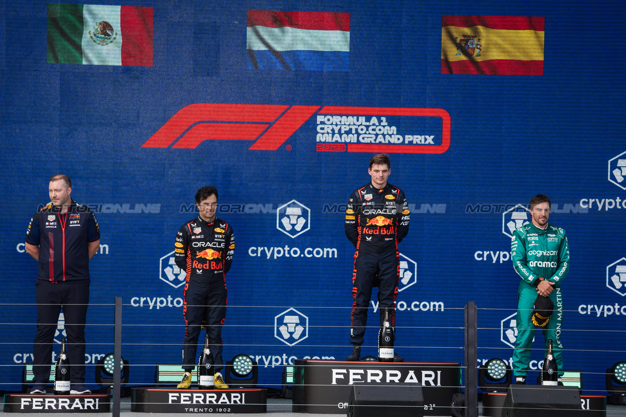 GP MIAMI, The podium (L to R): Oliver Hughes (GBR) Red Bull Racing Chief Marketing Officer; Sergio Perez (MEX) Red Bull Racing, second; Max Verstappen (NLD) Red Bull Racing, vincitore; Fernando Alonso (ESP) Aston Martin F1 Team, third.

07.05.2023. Formula 1 World Championship, Rd 5, Miami Grand Prix, Miami, Florida, USA, Gara Day.

- www.xpbimages.com, EMail: requests@xpbimages.com ¬© Copyright: Bearne / XPB Images