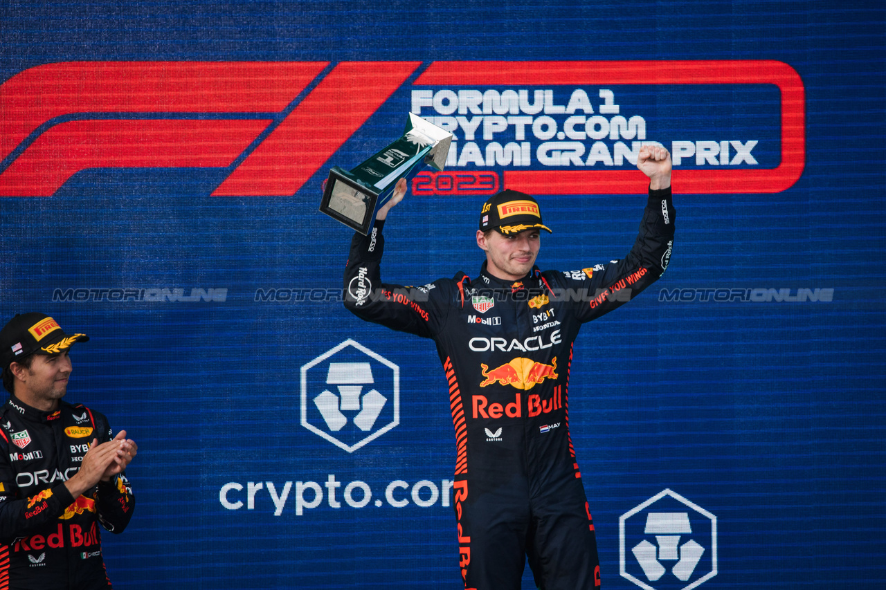 GP MIAMI, Gara winner Max Verstappen (NLD) Red Bull Racing celebrates on the podium.

07.05.2023. Formula 1 World Championship, Rd 5, Miami Grand Prix, Miami, Florida, USA, Gara Day.

- www.xpbimages.com, EMail: requests@xpbimages.com ¬© Copyright: Bearne / XPB Images