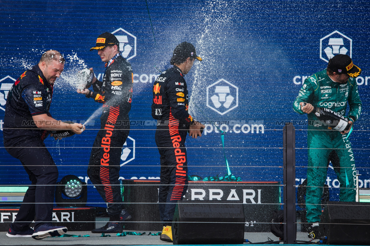 GP MIAMI, The podium (L to R): Oliver Hughes (GBR) Red Bull Racing Chief Marketing Officer; Sergio Perez (MEX) Red Bull Racing, second; Max Verstappen (NLD) Red Bull Racing, vincitore; Fernando Alonso (ESP) Aston Martin F1 Team, third.

07.05.2023. Formula 1 World Championship, Rd 5, Miami Grand Prix, Miami, Florida, USA, Gara Day.

- www.xpbimages.com, EMail: requests@xpbimages.com ¬© Copyright: Bearne / XPB Images