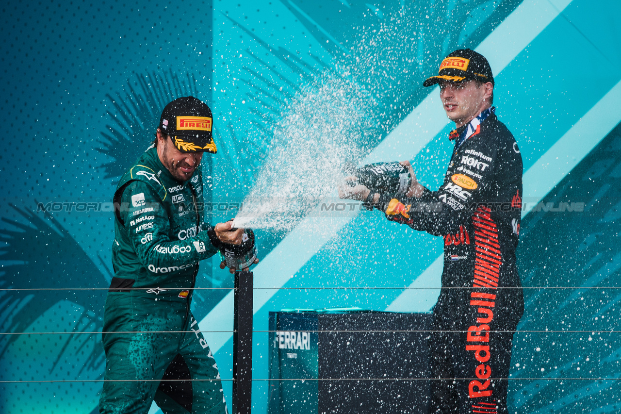 GP MIAMI, (L to R): Fernando Alonso (ESP) Aston Martin F1 Team celebrates his second position on the podium with vincitore Max Verstappen (NLD) Red Bull Racing.

07.05.2023. Formula 1 World Championship, Rd 5, Miami Grand Prix, Miami, Florida, USA, Gara Day.

- www.xpbimages.com, EMail: requests@xpbimages.com ¬© Copyright: Bearne / XPB Images