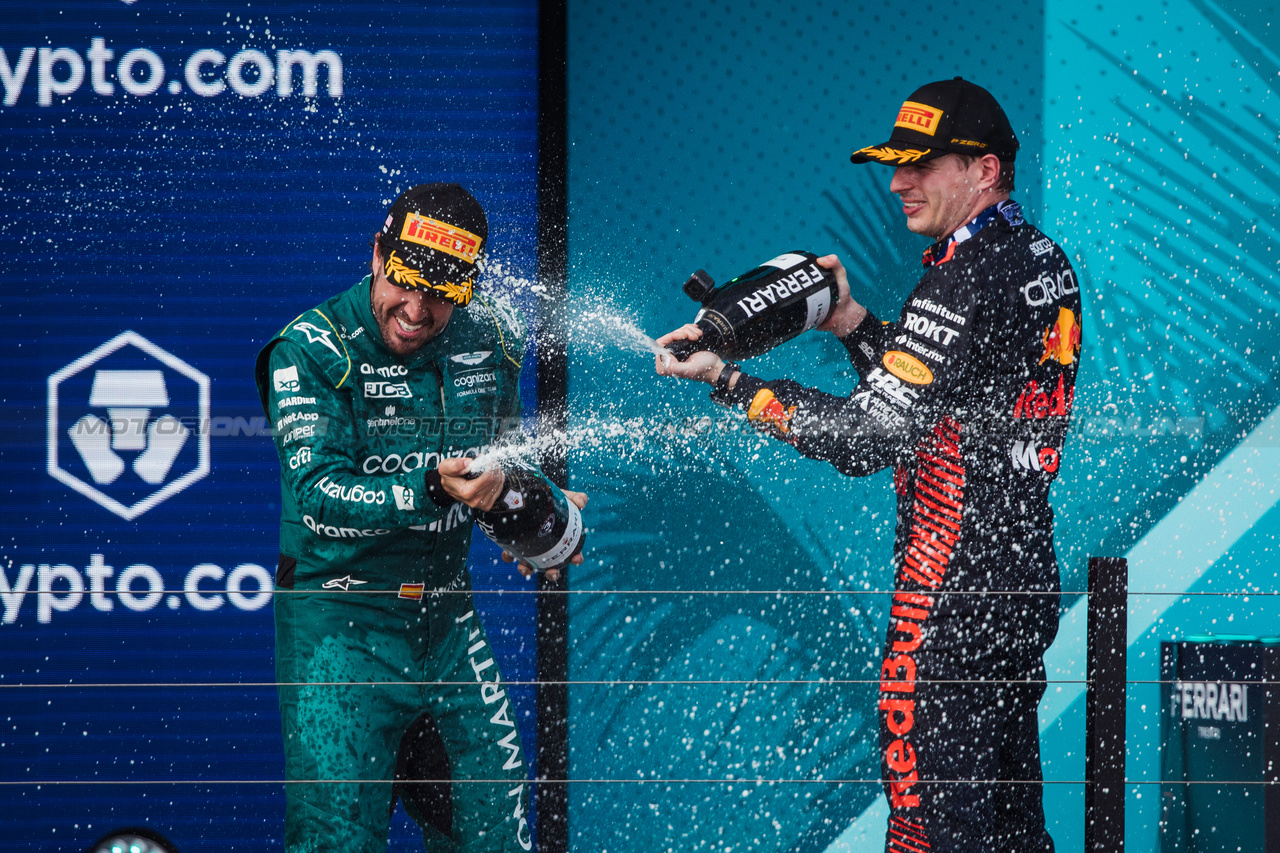 GP MIAMI, (L to R): Fernando Alonso (ESP) Aston Martin F1 Team celebrates his second position on the podium with vincitore Max Verstappen (NLD) Red Bull Racing.

07.05.2023. Formula 1 World Championship, Rd 5, Miami Grand Prix, Miami, Florida, USA, Gara Day.

- www.xpbimages.com, EMail: requests@xpbimages.com ¬© Copyright: Bearne / XPB Images