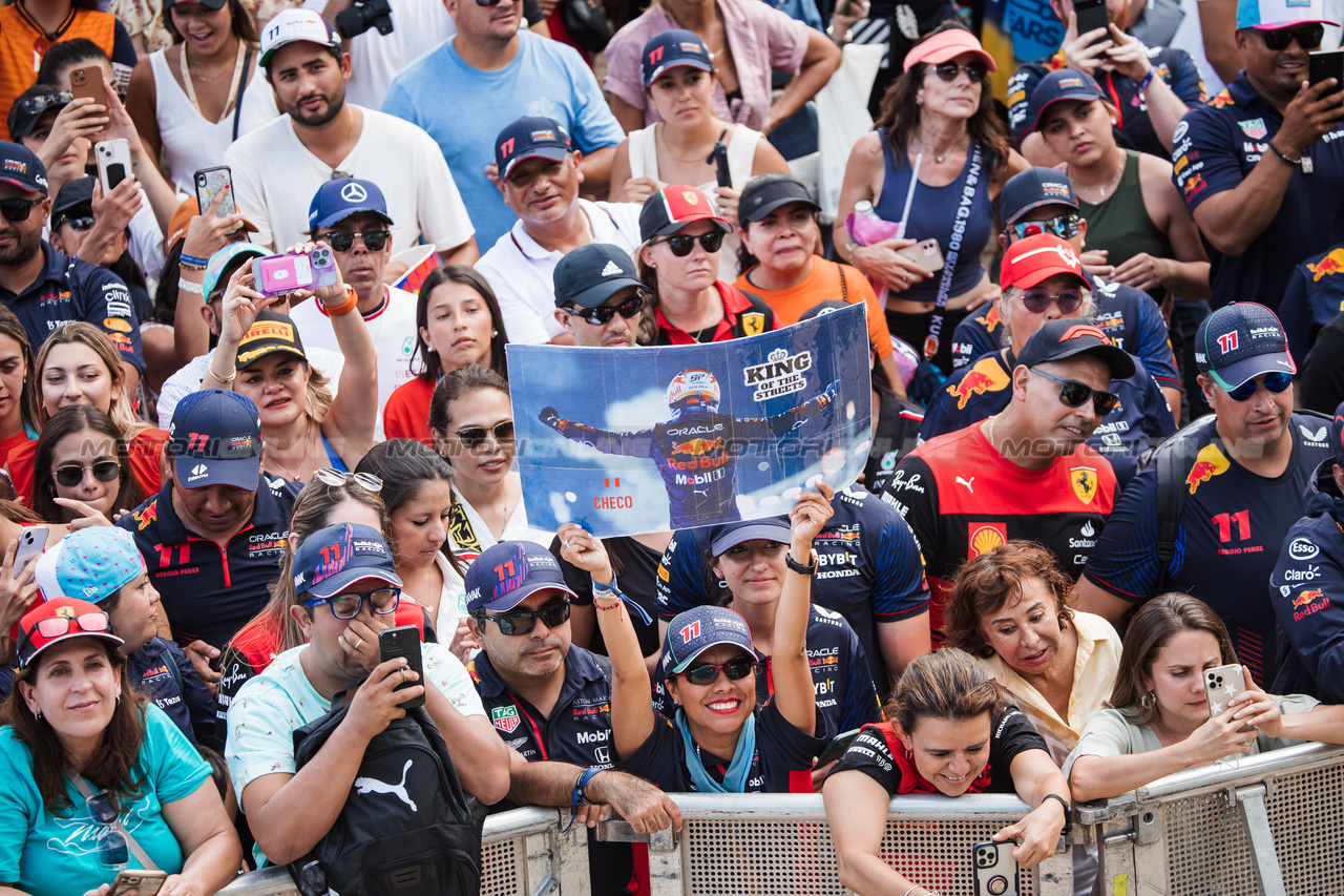 GP MIAMI, Sergio Perez (MEX) Red Bull Racing fans.

07.05.2023. Formula 1 World Championship, Rd 5, Miami Grand Prix, Miami, Florida, USA, Gara Day.

- www.xpbimages.com, EMail: requests@xpbimages.com ¬© Copyright: Bearne / XPB Images