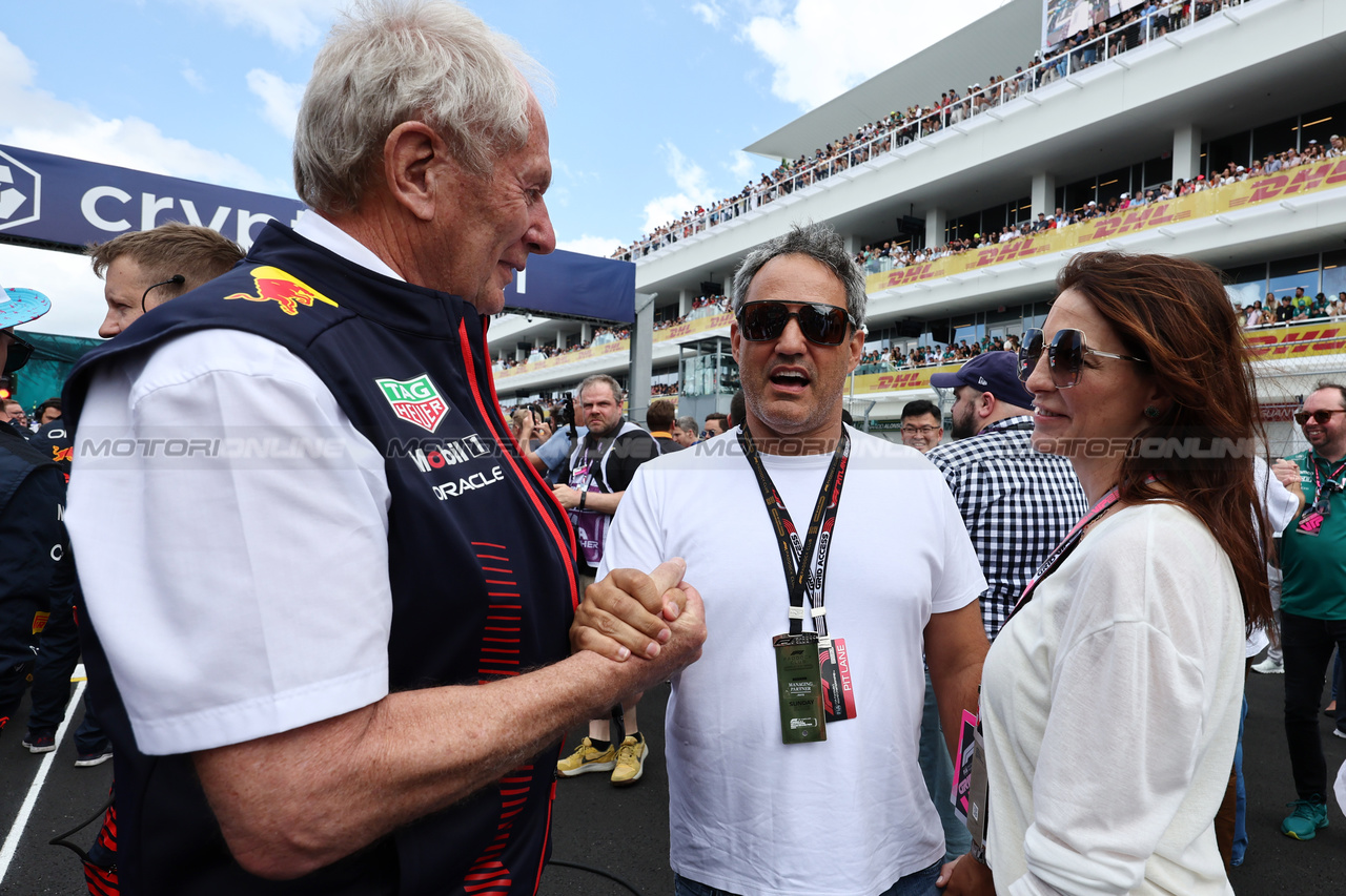 GP MIAMI, (L to R): Dr Helmut Marko (AUT) Red Bull Motorsport Consultant with Juan Pablo Montoya (COL) e Connie Montoya (COL) on the grid.

07.05.2023. Formula 1 World Championship, Rd 5, Miami Grand Prix, Miami, Florida, USA, Gara Day.

- www.xpbimages.com, EMail: requests@xpbimages.com ¬© Copyright: Moy / XPB Images