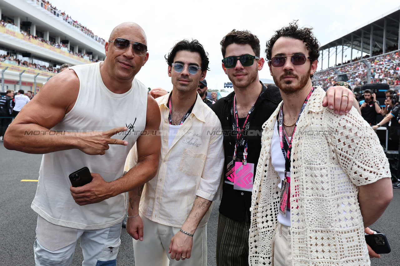 GP MIAMI, Vin Diesel (USA) Actor with the Jonas Brothers on the grid.

07.05.2023. Formula 1 World Championship, Rd 5, Miami Grand Prix, Miami, Florida, USA, Gara Day.

- www.xpbimages.com, EMail: requests@xpbimages.com ¬© Copyright: Moy / XPB Images